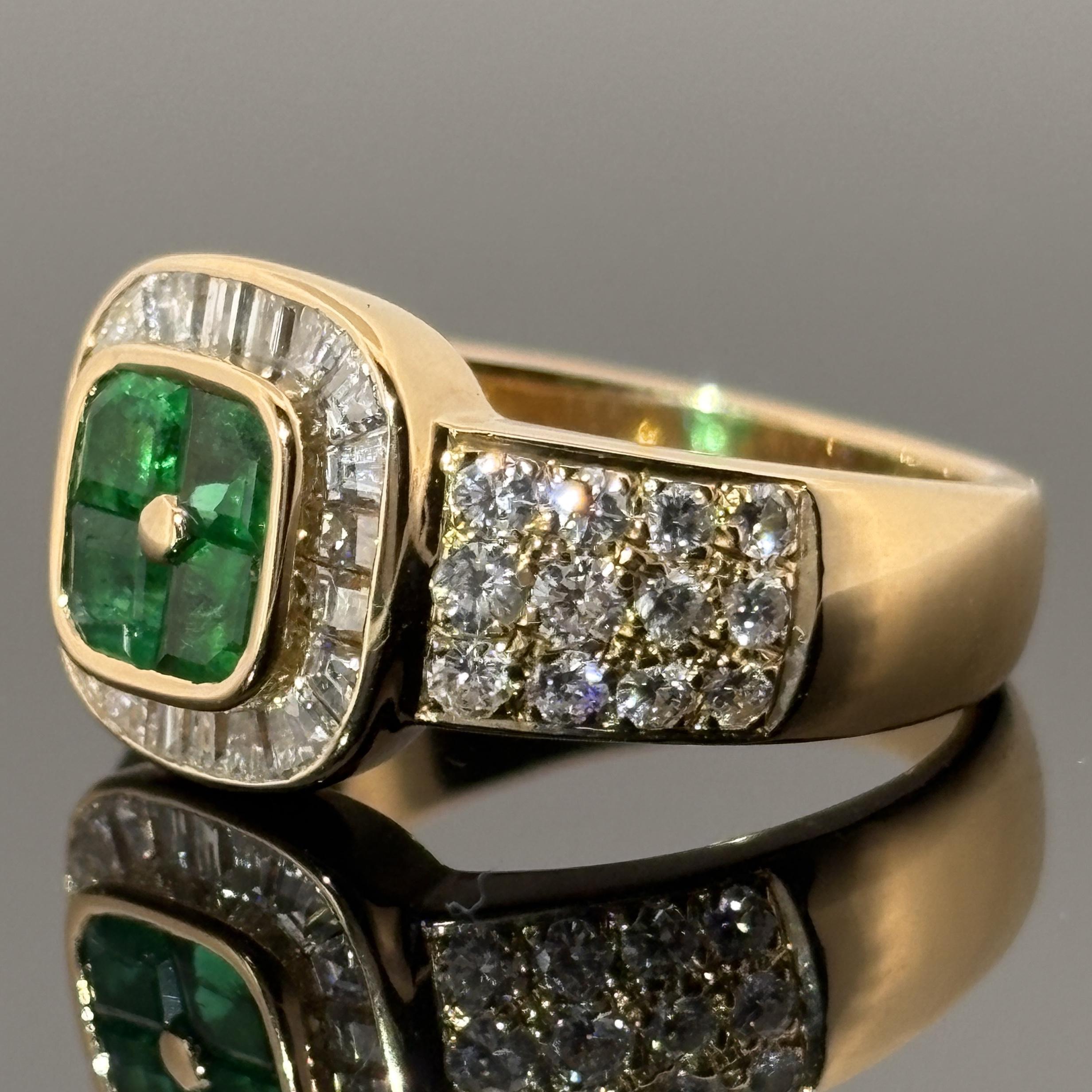 Ein maßgeschneiderter Ring von Boucheron mit vier Smaragden, klarer Geometrie und Pariser Finesse. Vier quadratische Smaragde im Sonderschliff bilden ein fast nahtloses grünes Paneel, das von einem Kranz aus Baguette-Diamanten und Pavé-Schultern