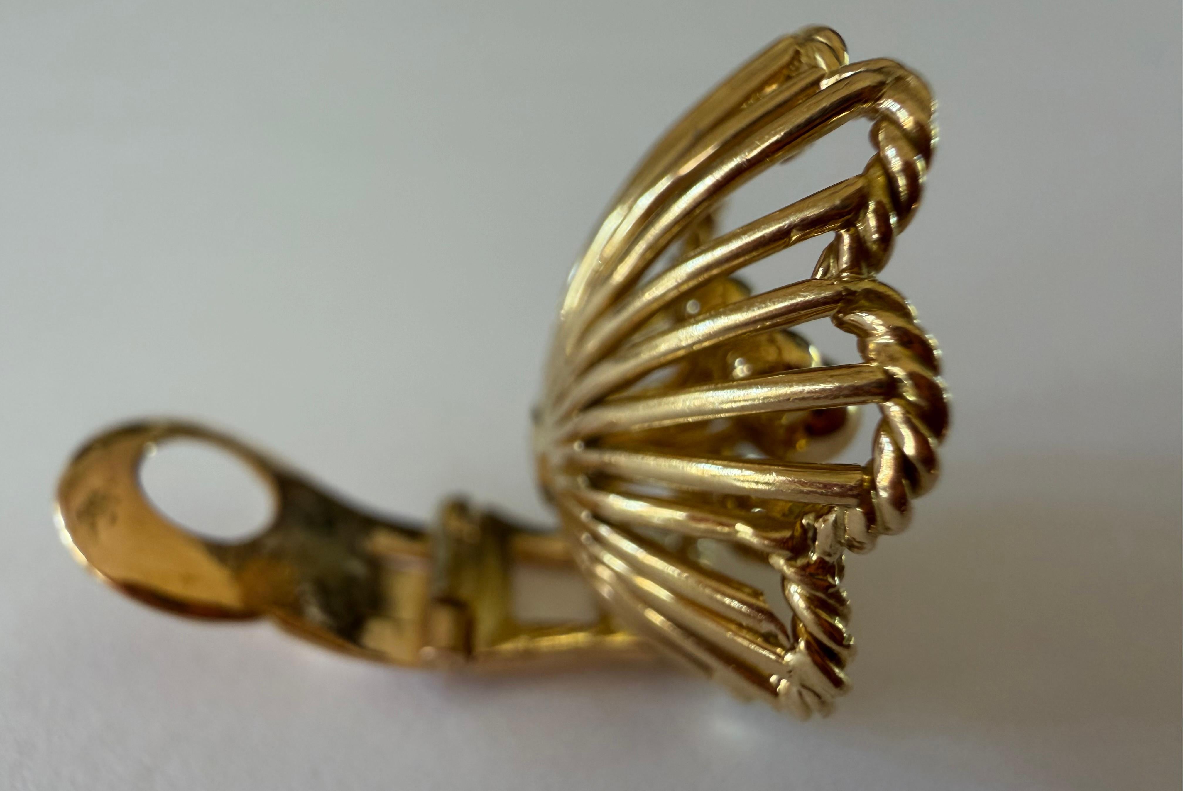 Orecchini a clip floreali in oro giallo 18 carati di Boucheron Paris. 
