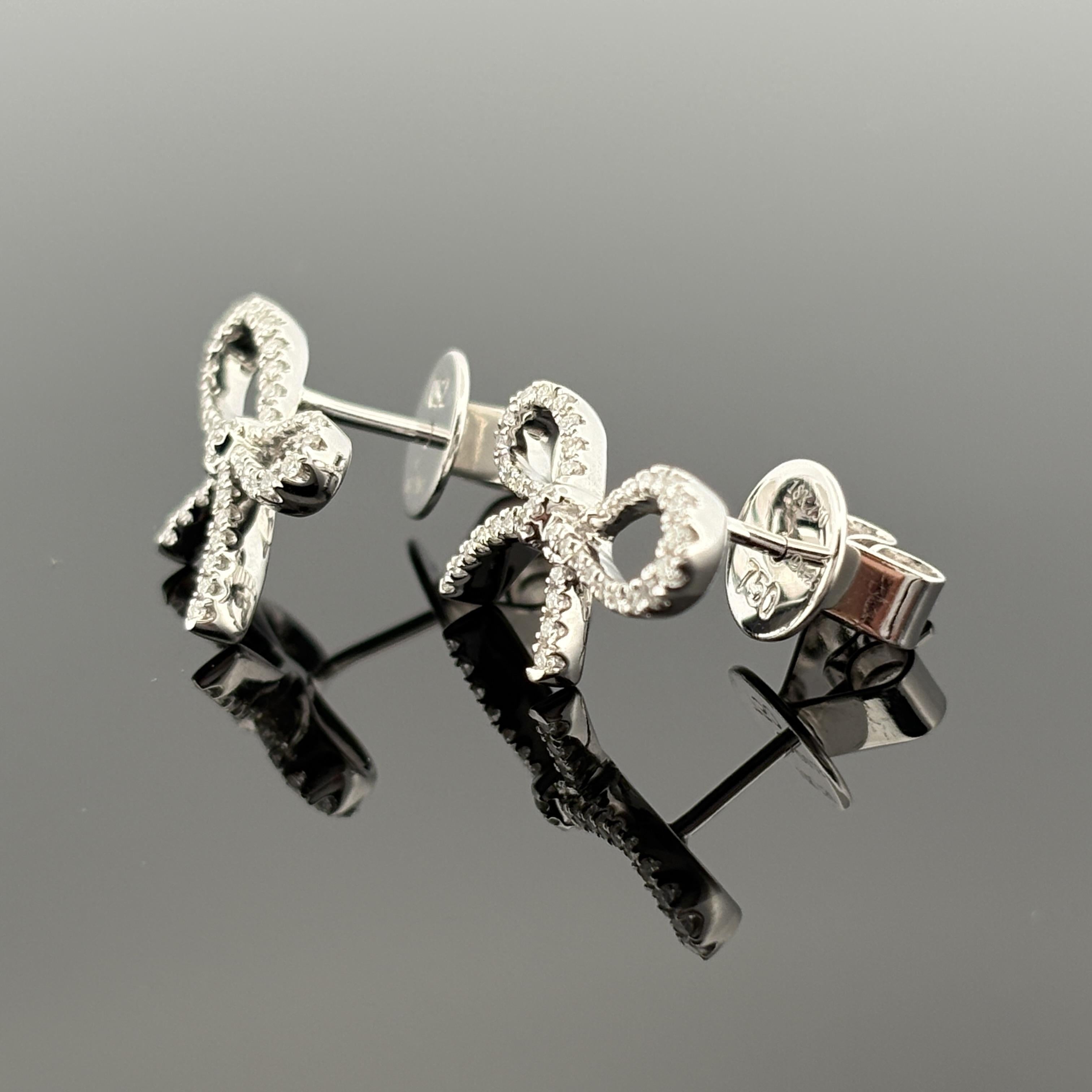 Orecchini a fiocco con diamanti in oro bianco 18K, 0,23ctw

Metallo: oro bianco 18 carati
Peso: 3.2 grammi
Pietre preziose: 43 diamanti rotondi taglio brillante, per un totale di circa 0,23 carati (peso indicato sul supporto)
Grado del diamante: