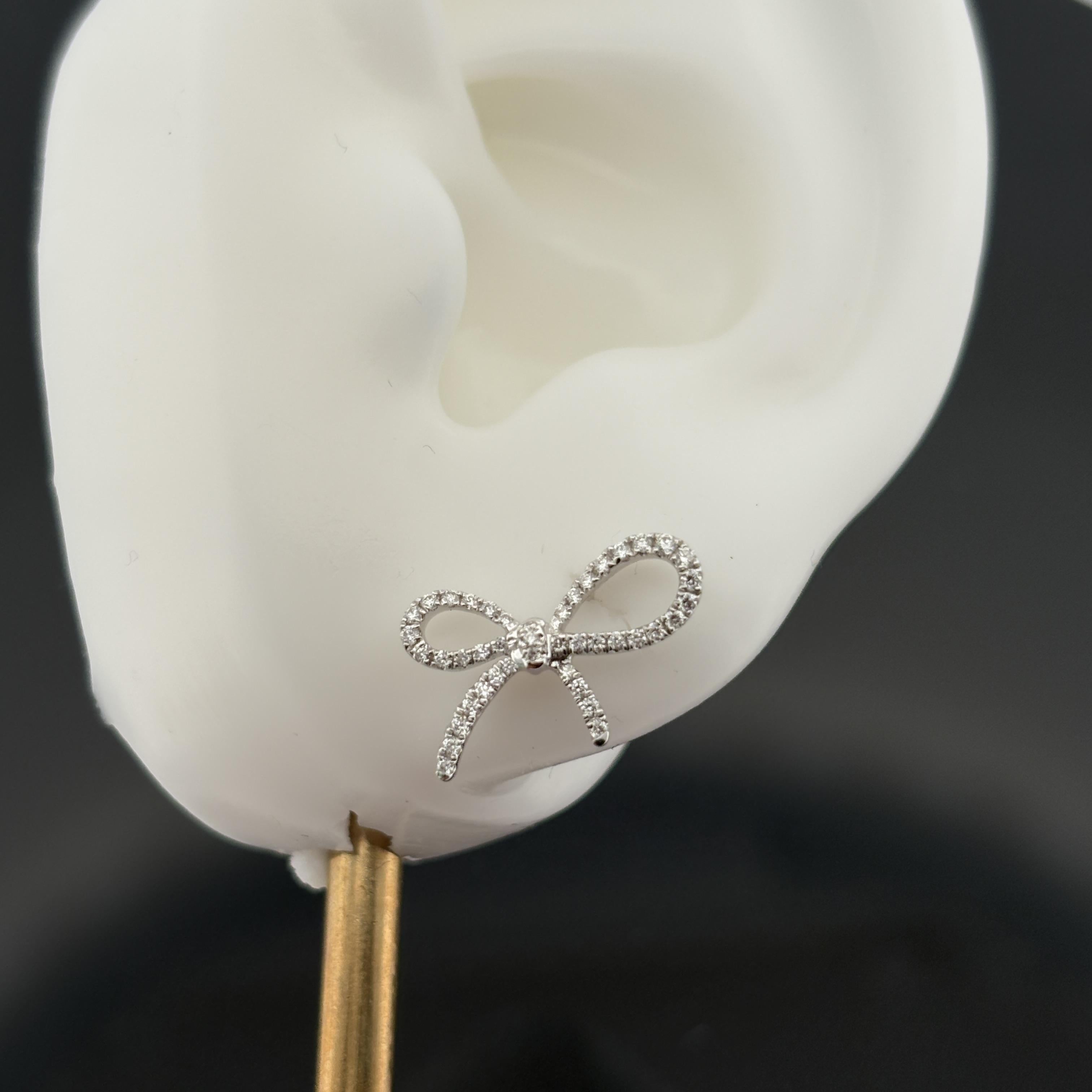Orecchini con diamanti a fiocco di proprietà 0,23ctw in oro bianco 18k in vendita 1