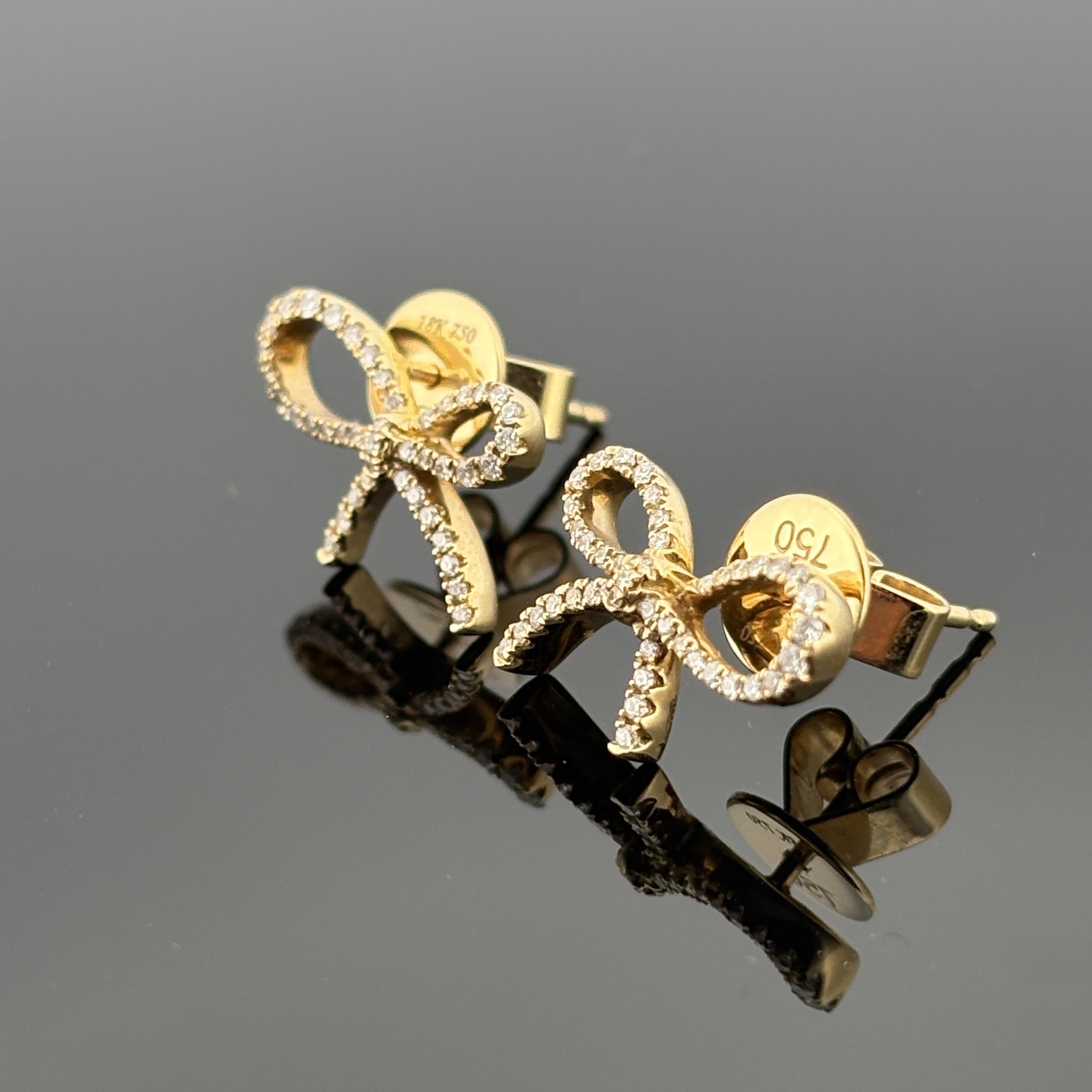 Orecchini a fiocco con diamanti in oro giallo 18K, 0,24ctw

Metallo: oro giallo 18 carati
Peso: 3.3 grammi
Pietre preziose: 43 diamanti rotondi taglio brillante, per un totale di circa 0,24 carati (peso indicato sul supporto)
Grado del diamante: