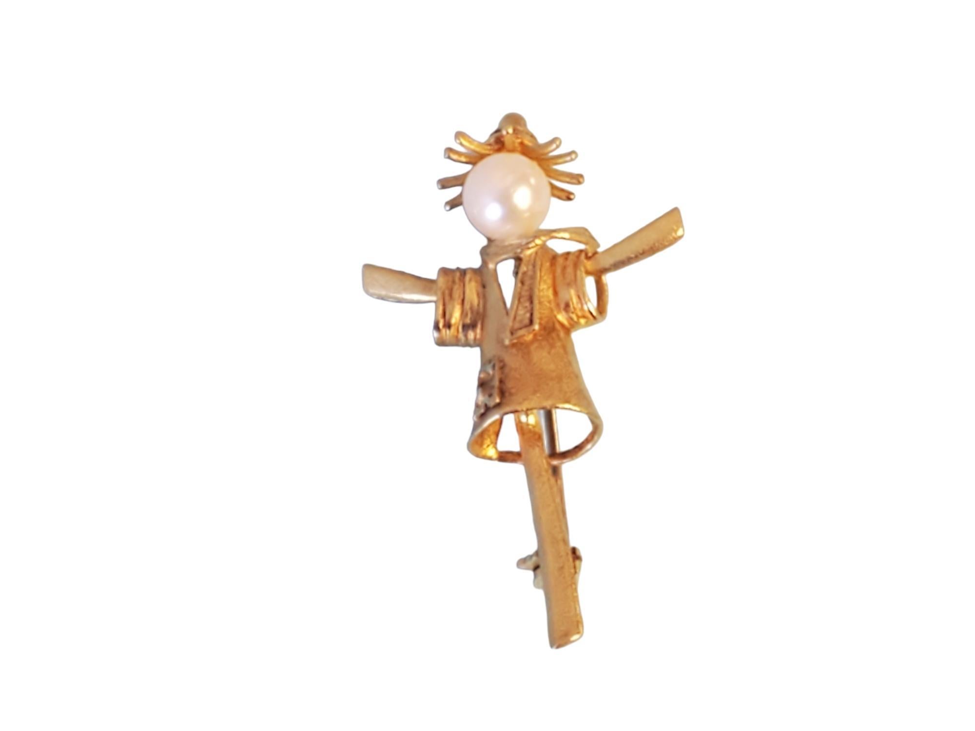 Listed is a 14k Italian made scarecrow brooch. The details on this piece are really nice and you can tell how well crafted this piece is. The head is a white pearl and the brooch is in very good condition. The piece is signed as shown in the images.