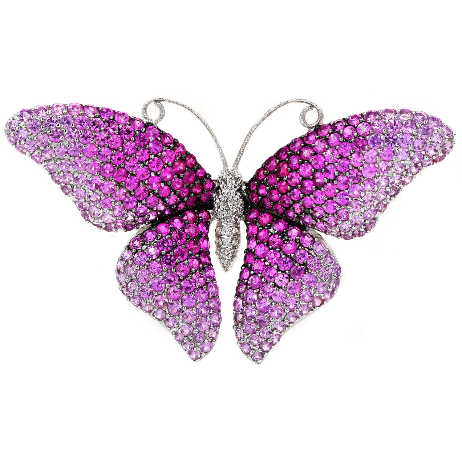 Diese exquisite Estate Pink Sapphire Schmetterlingsnadel mit Anhänger ist aus massivem 18 Karat Weißgold gefertigt. Der Körper ist mit echten rosa Saphiren im Rundschliff in verschiedenen Farbtönen besetzt. Diese süße Brosche und der Anhänger sind