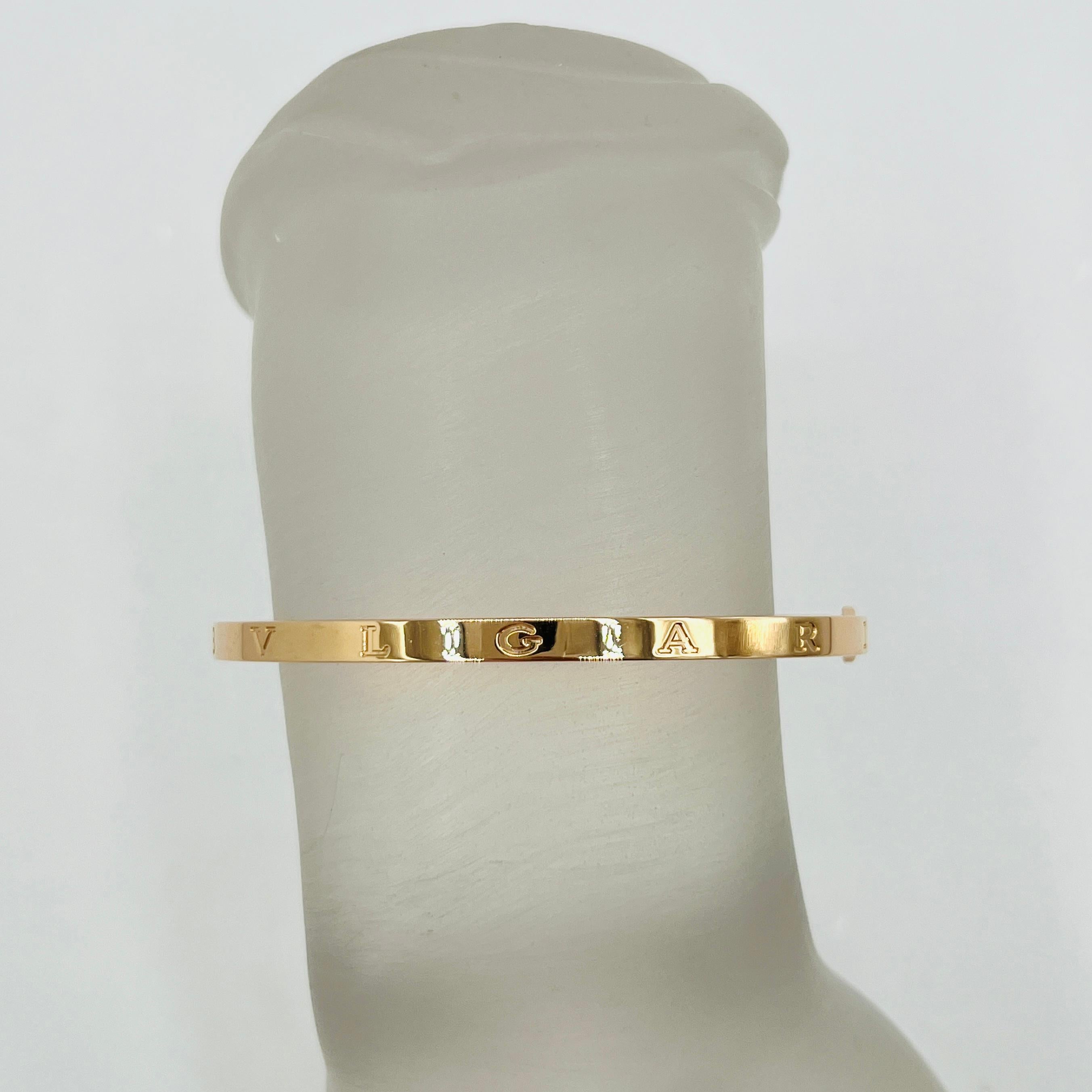 Magnifique bracelet Bvlgari en or rose 18 carats et de taille M.  Le prix de détail est de 4800 $.  Style actuel.