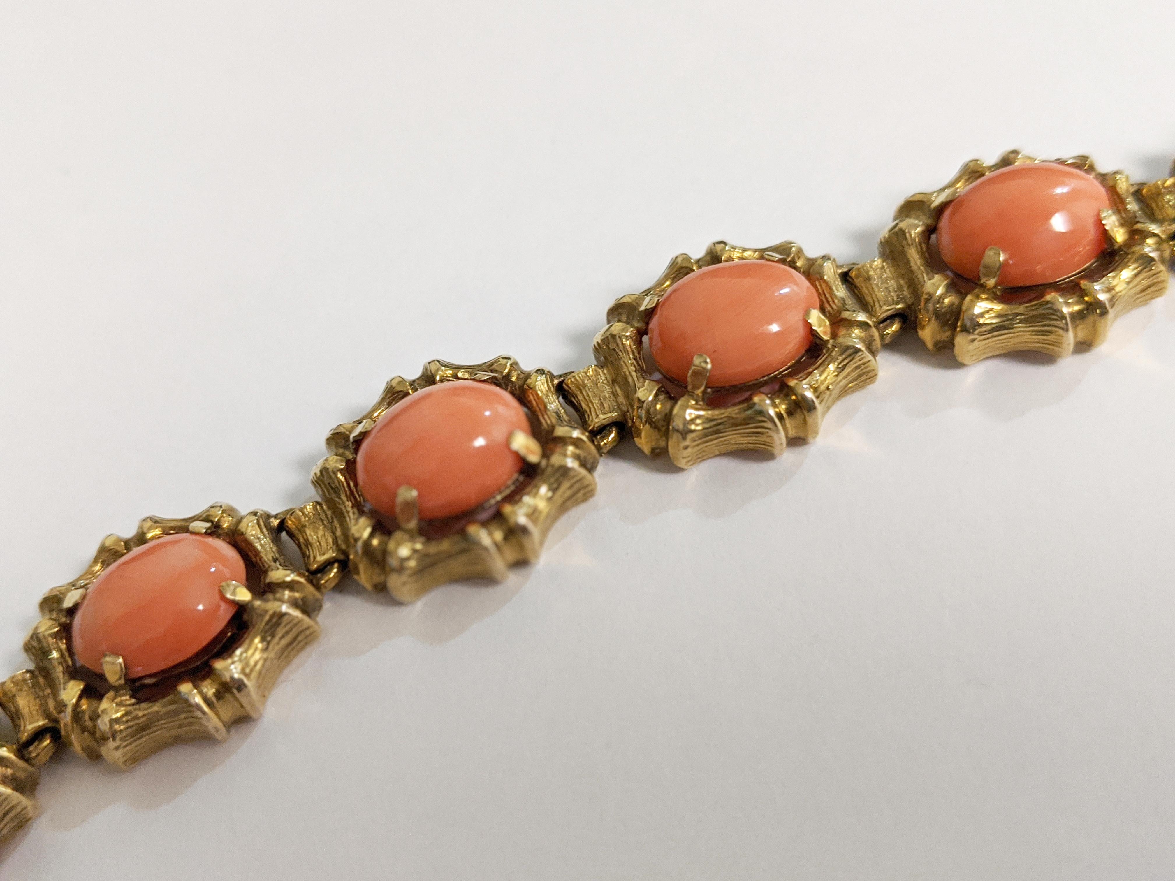 Estate Cabochon Coral Bracelet in Yellow Gold In Good Condition In NEW ORLEANS, LA