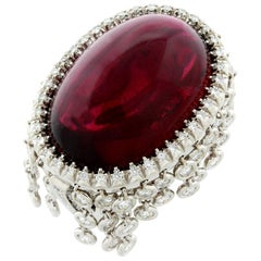 Bague en or ornée d'un cabochon en rubélite:: tourmaline:: diamant et pampille