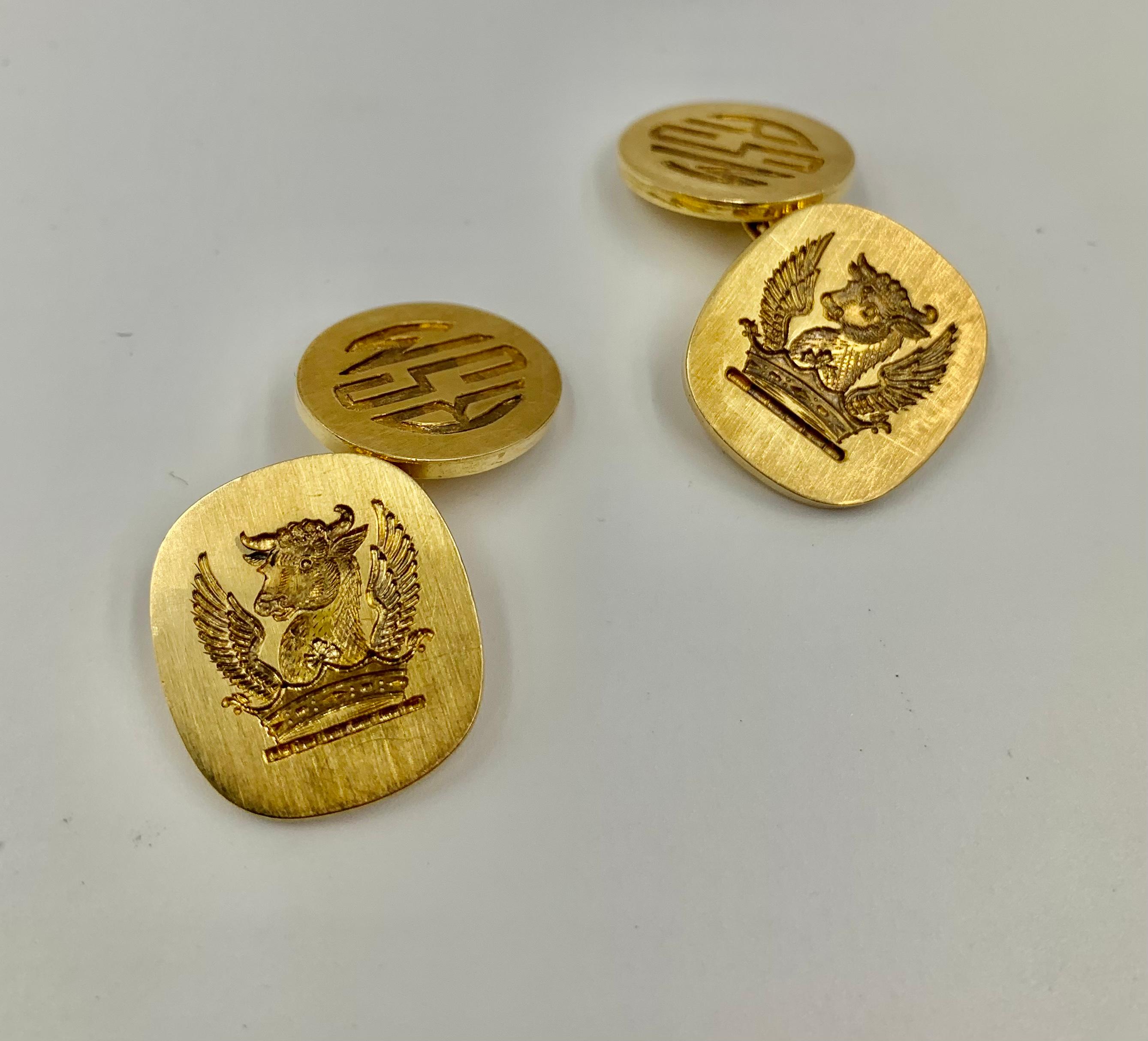 Cartier Boutons de manchette en or 18 carats avec intaille en forme de taureau ailé et armorié, ancienne propriété Pour hommes en vente