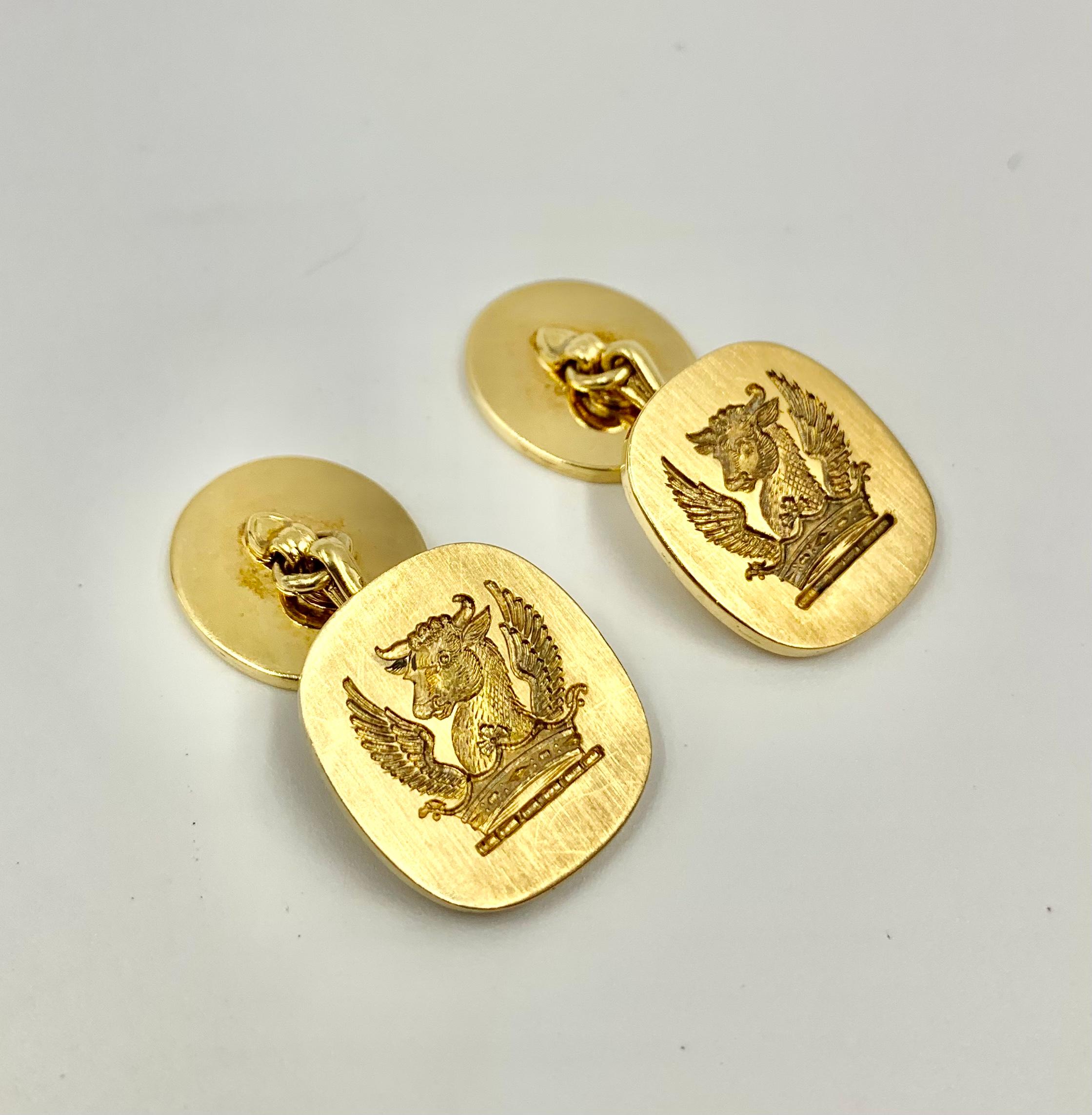 Cartier Boutons de manchette en or 18 carats avec intaille en forme de taureau ailé et armorié, ancienne propriété en vente 4