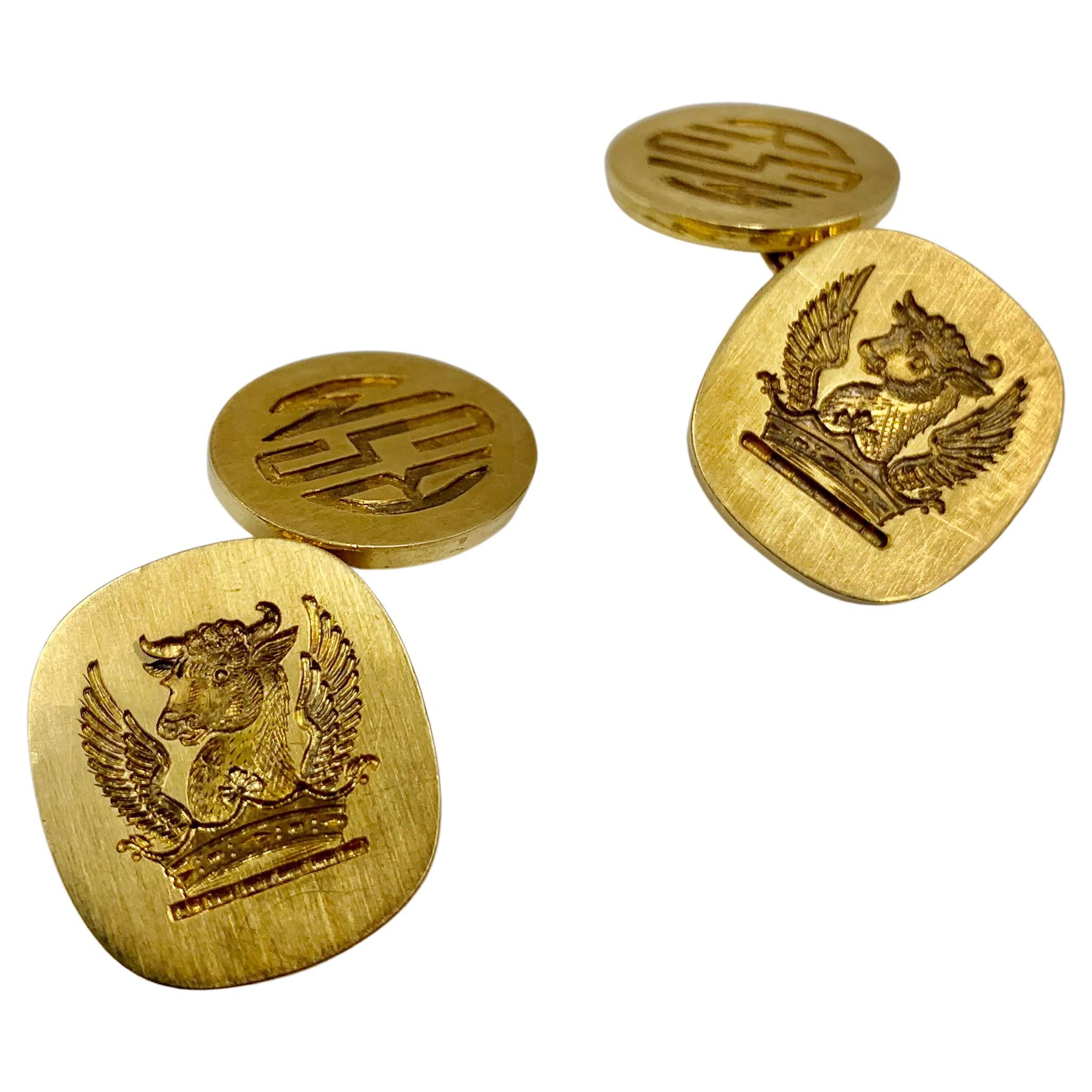 Cartier Boutons de manchette en or 18 carats avec intaille en forme de taureau ailé et armorié, ancienne propriété en vente