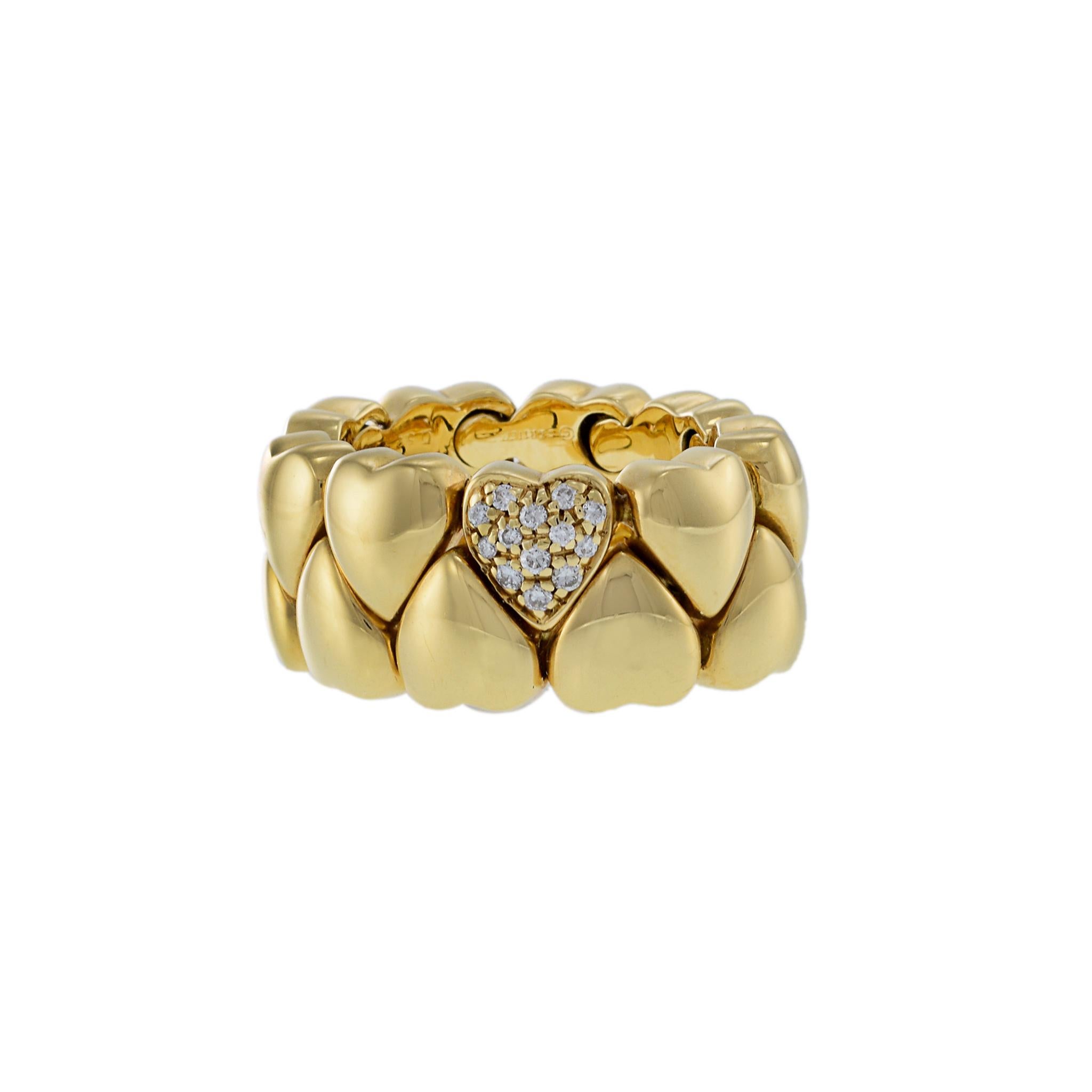 Estate Cartier Anillo Corazón Abombado de Oro Amarillo de 18 KT y Diamantes de Corte Redondo, una exquisita pieza de joyería de lujo. Este elegante anillo presenta un diseño de corazón abombado adornado con un brillante diamante de talla redonda que