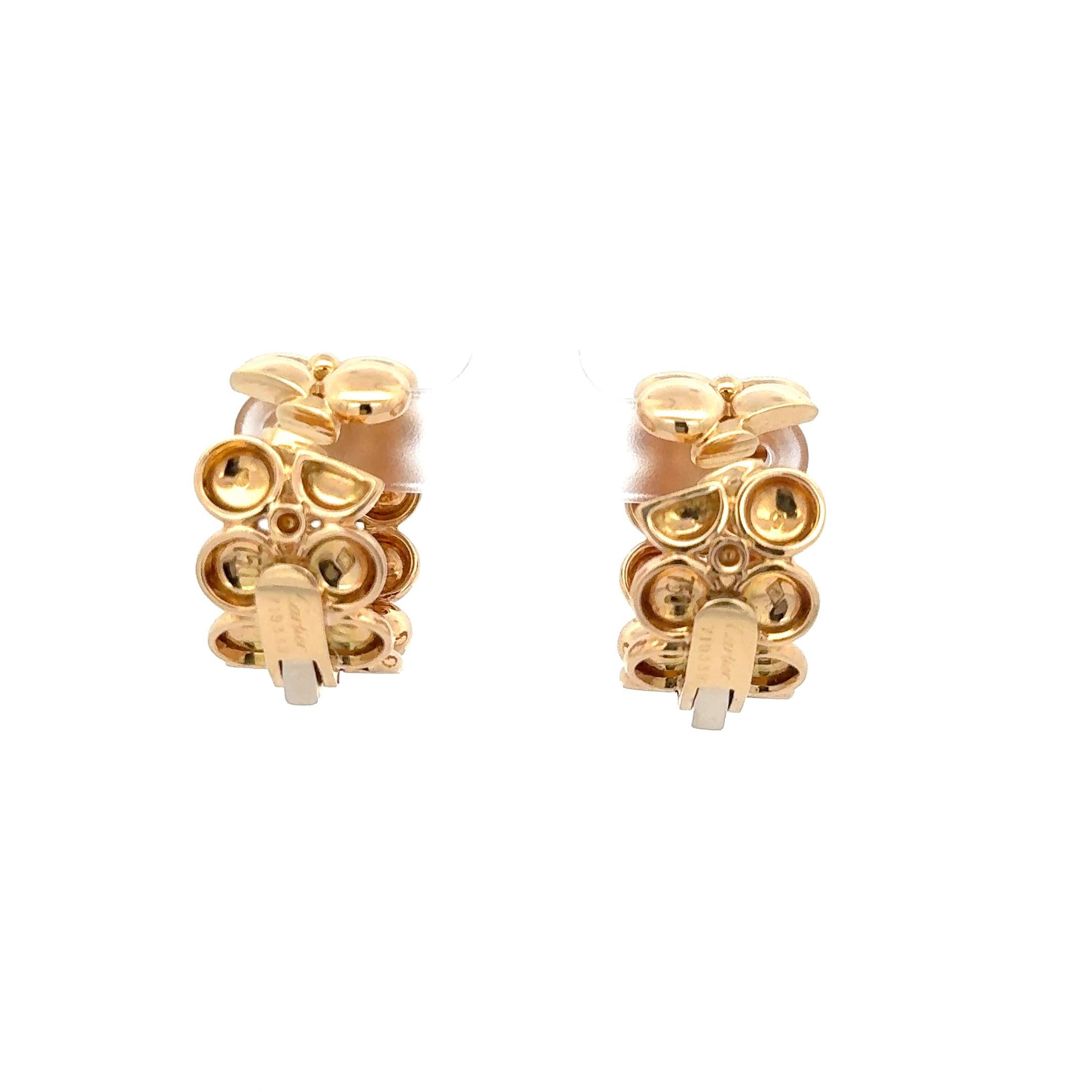 Boucles d'oreilles Huggie Lune de miel en or jaune 18K de Cartier. Estampillé du poinçon de Cartier, 750, et du numéro de série.
Taille 14mm/1 pouce
Poids 32 grammes