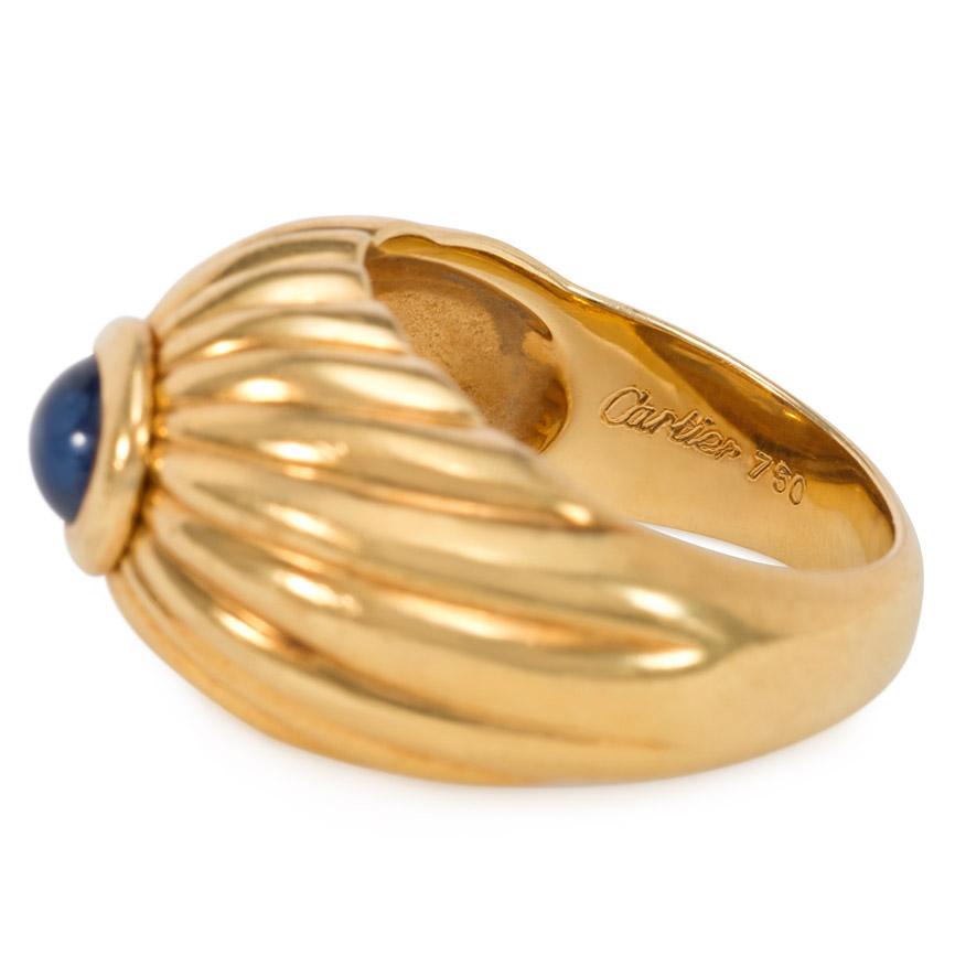 Estate Cartier Ribbed Gold Bombé Ring with Cabochon Sapphire Center In Good Condition In New York, NY