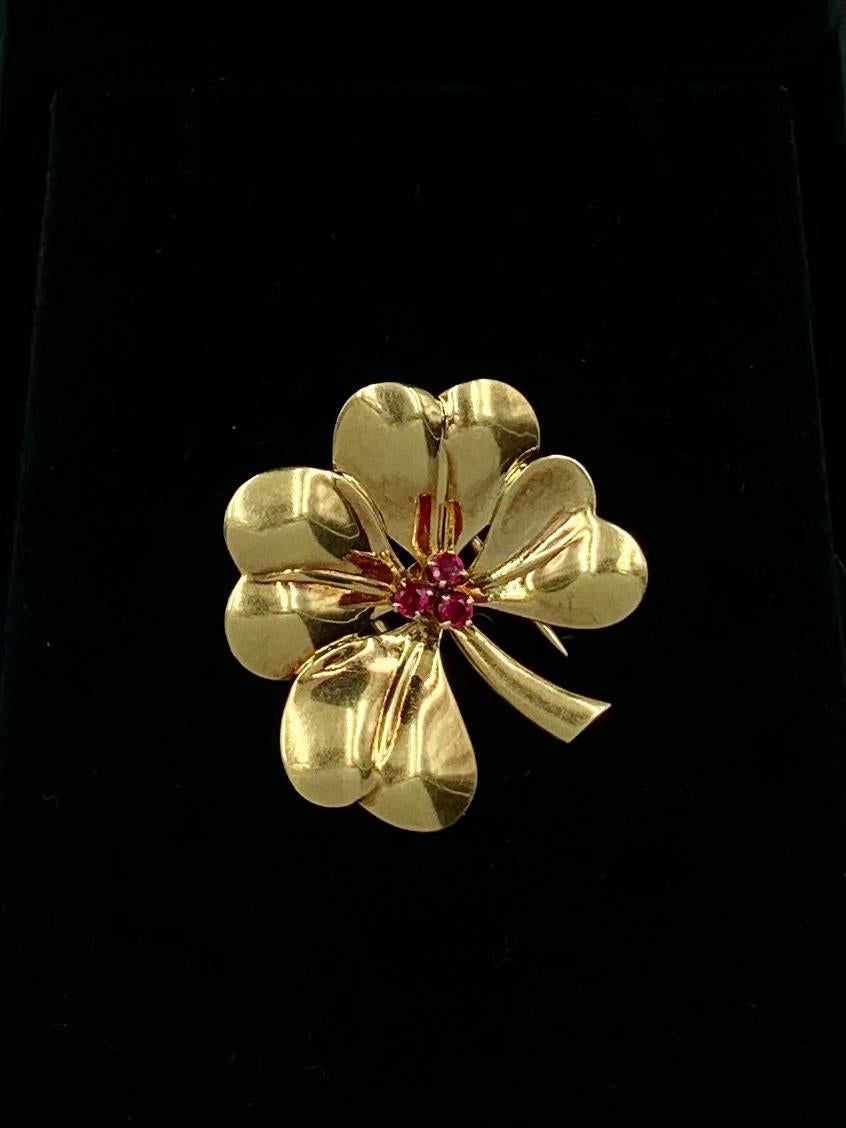Cartier Broche pendentif trèfle à quatre feuilles en or jaune 14 carats et rubis en vente 5