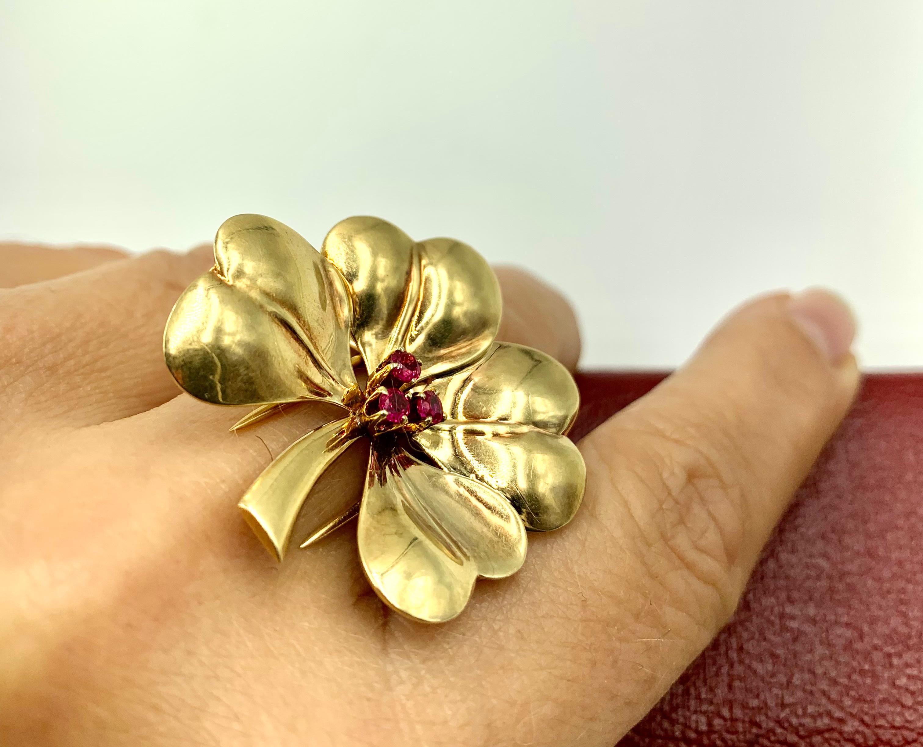 Cartier Broche pendentif trèfle à quatre feuilles en or jaune 14 carats et rubis en vente 7