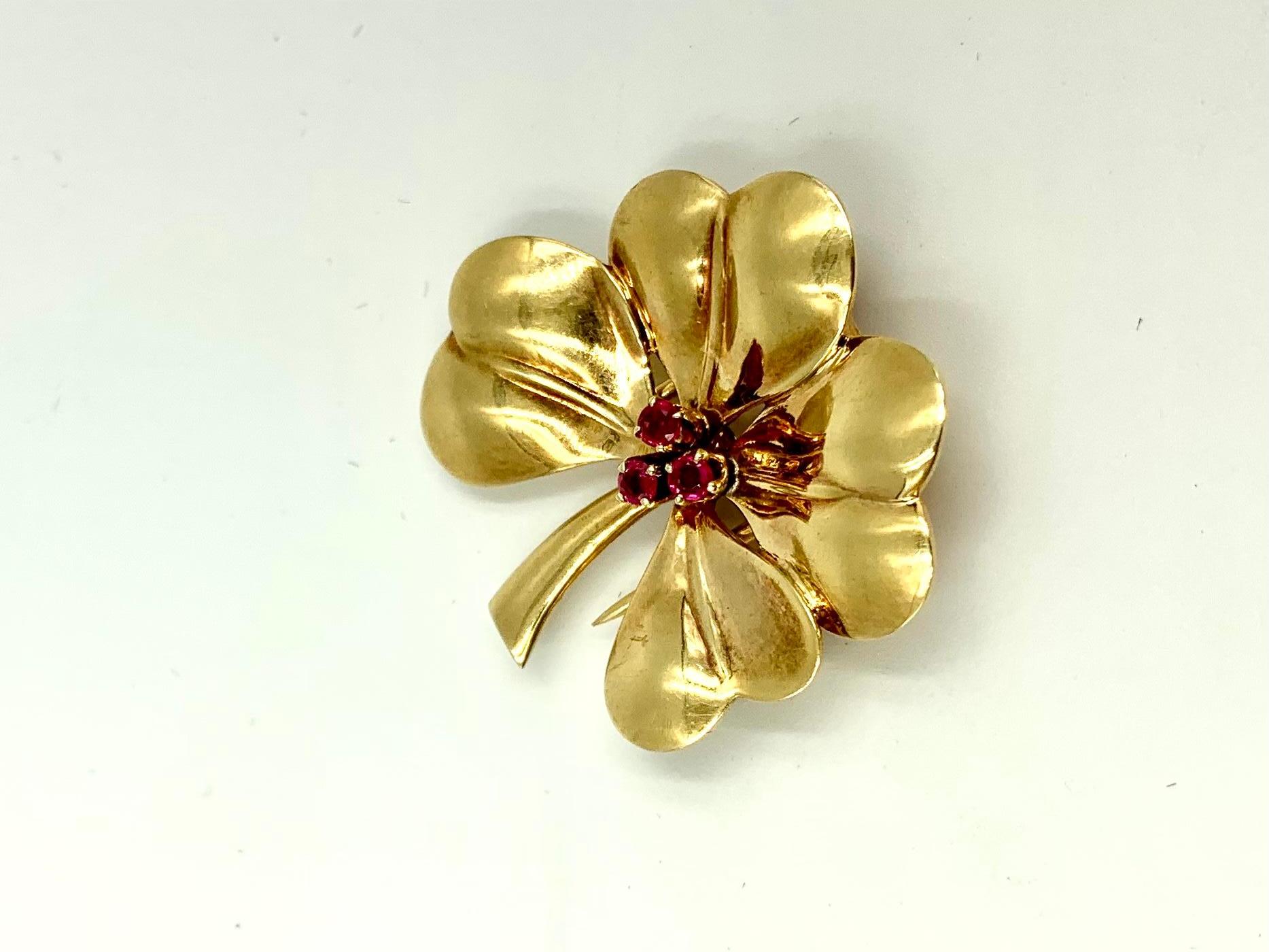 Cartier Broche pendentif trèfle à quatre feuilles en or jaune 14 carats et rubis en vente 8