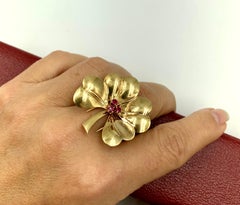 Cartier Broche pendentif trèfle à quatre feuilles en or jaune 14 carats et rubis