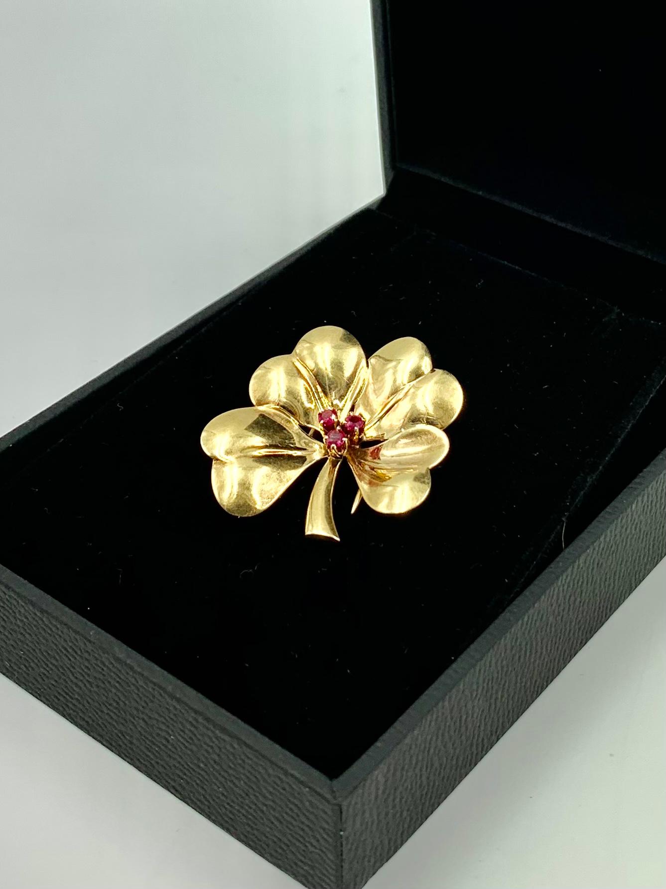 Romantique Cartier Broche pendentif trèfle à quatre feuilles en or jaune 14 carats et rubis en vente