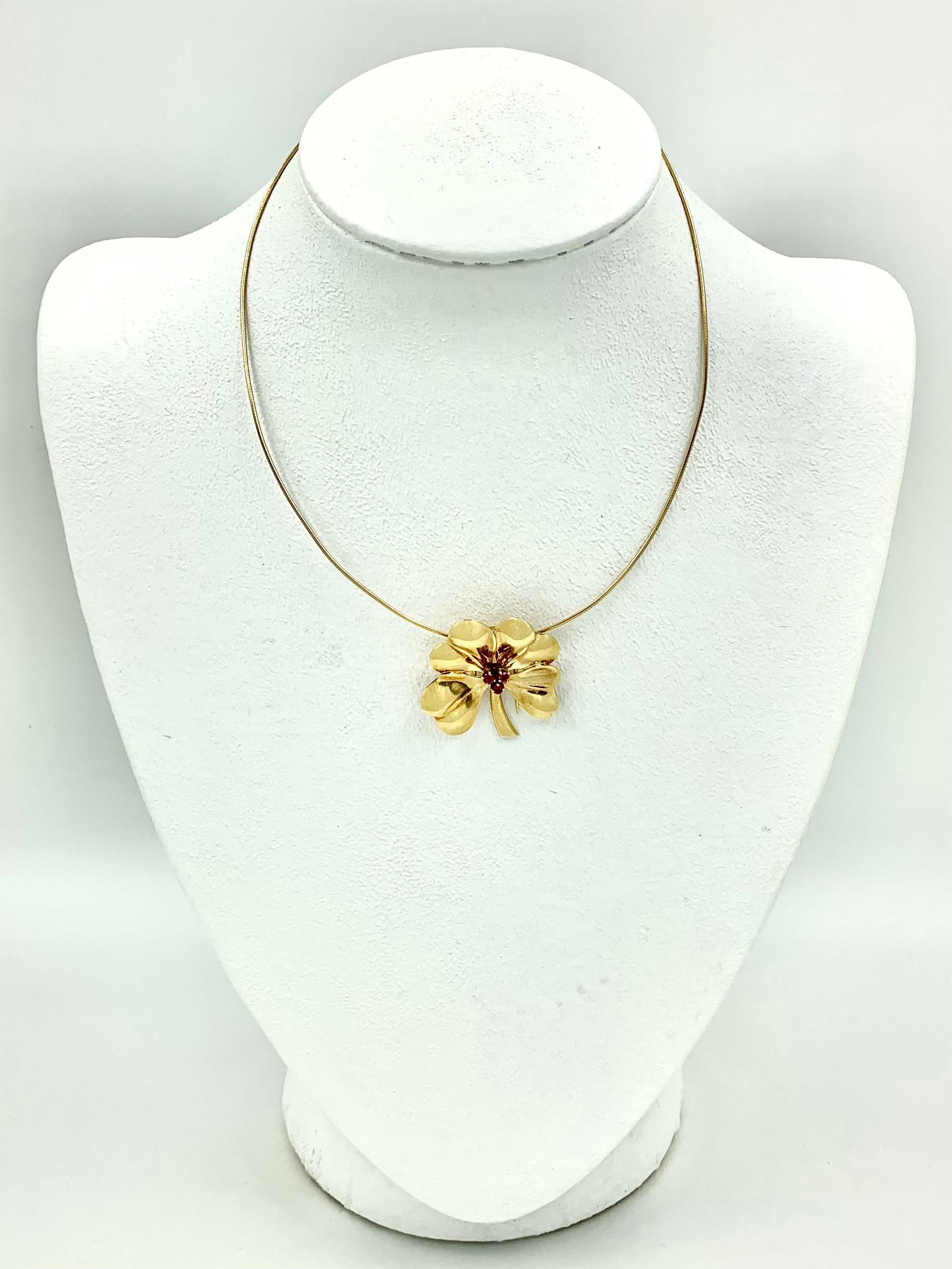 Taille ronde Cartier Broche pendentif trèfle à quatre feuilles en or jaune 14 carats et rubis en vente
