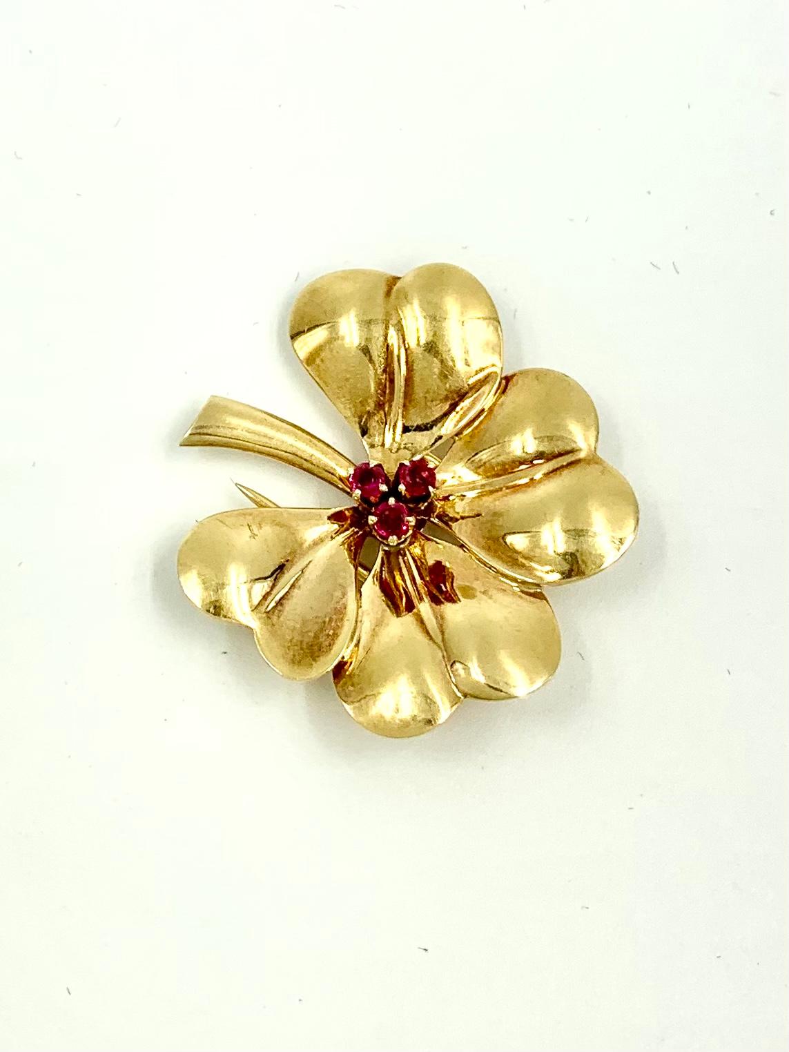 Cartier Broche pendentif trèfle à quatre feuilles en or jaune 14 carats et rubis Bon état - En vente à New York, NY