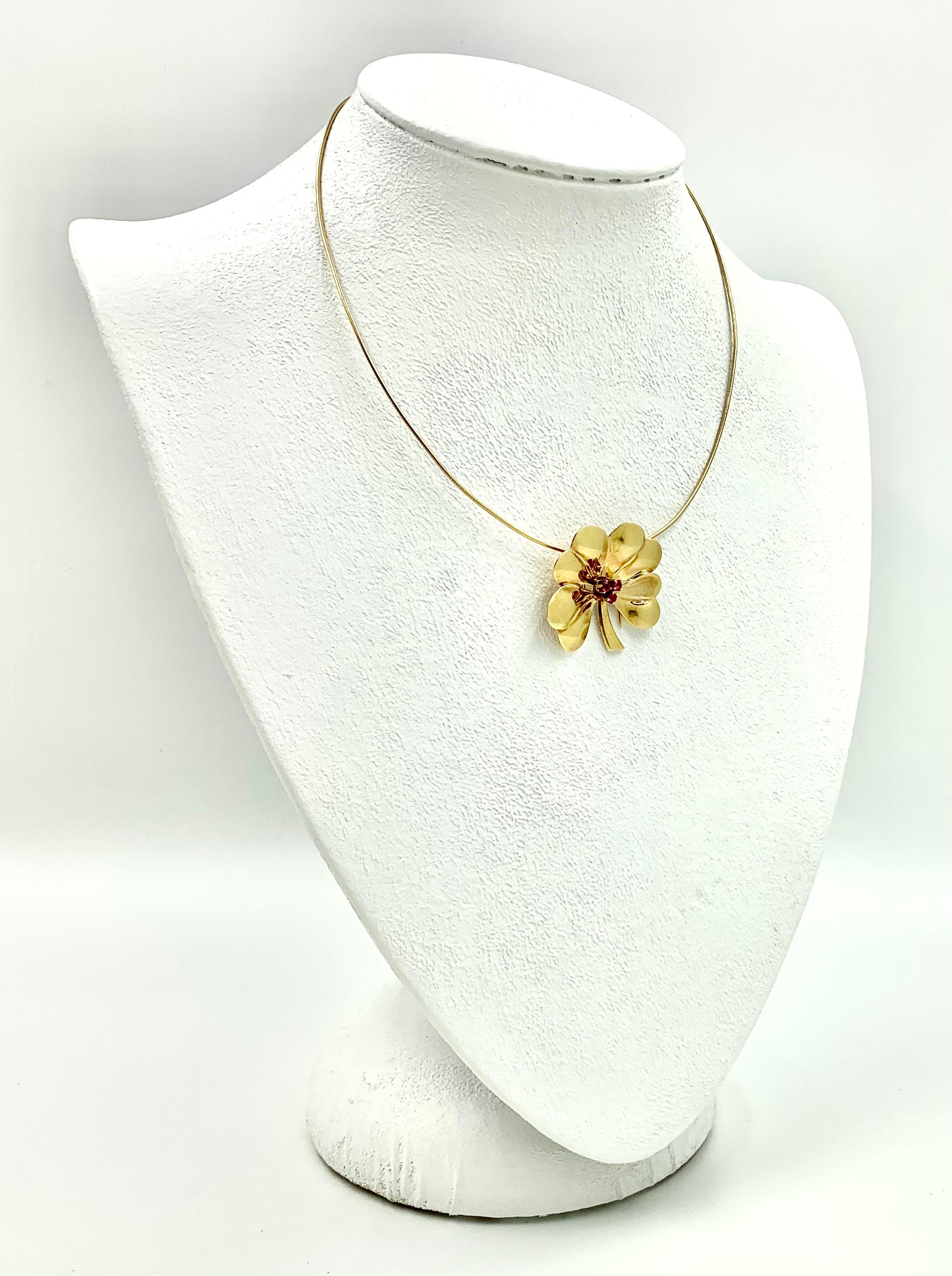 Cartier Broche pendentif trèfle à quatre feuilles en or jaune 14 carats et rubis Unisexe en vente