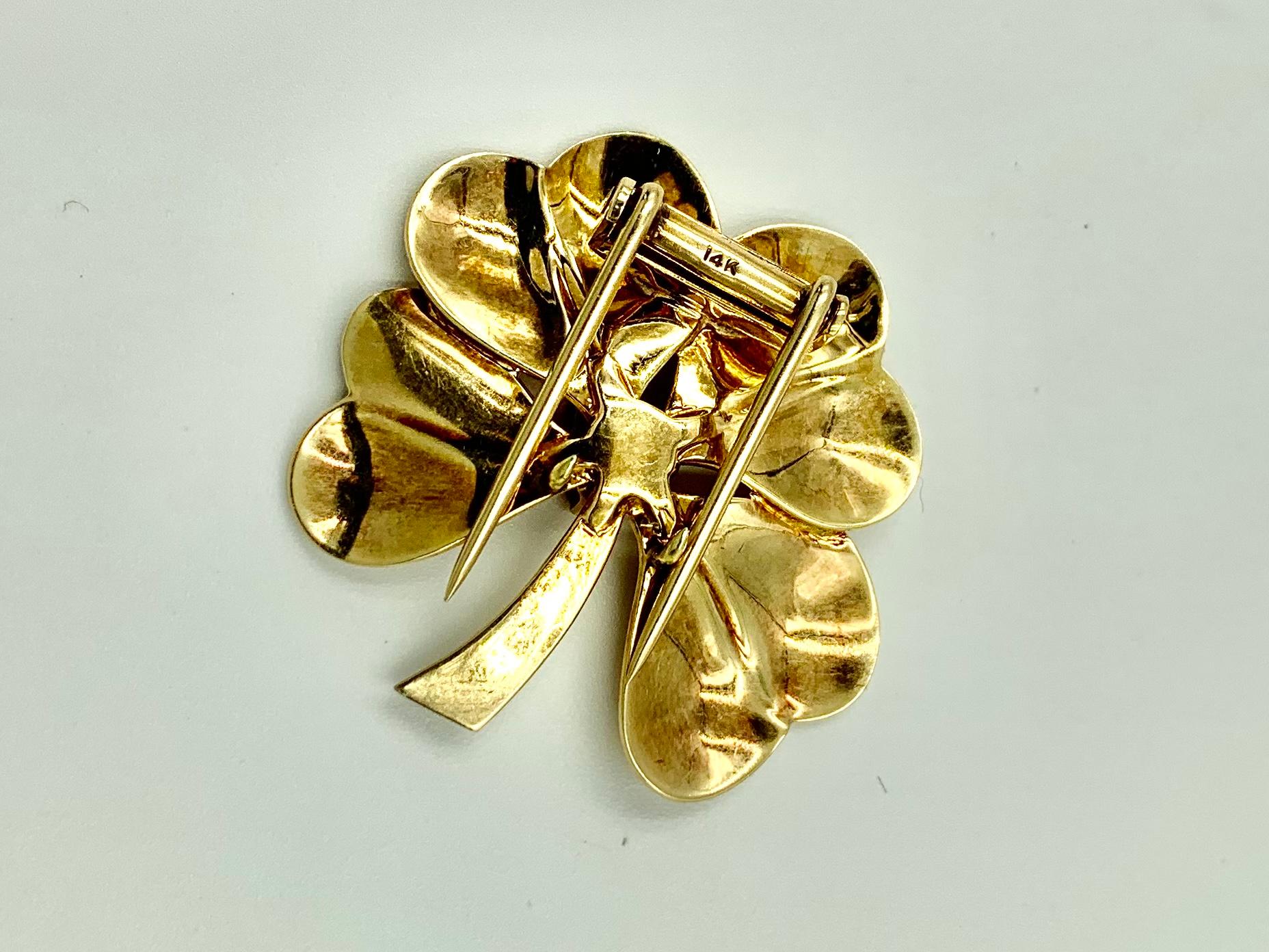 Cartier Broche pendentif trèfle à quatre feuilles en or jaune 14 carats et rubis en vente 1