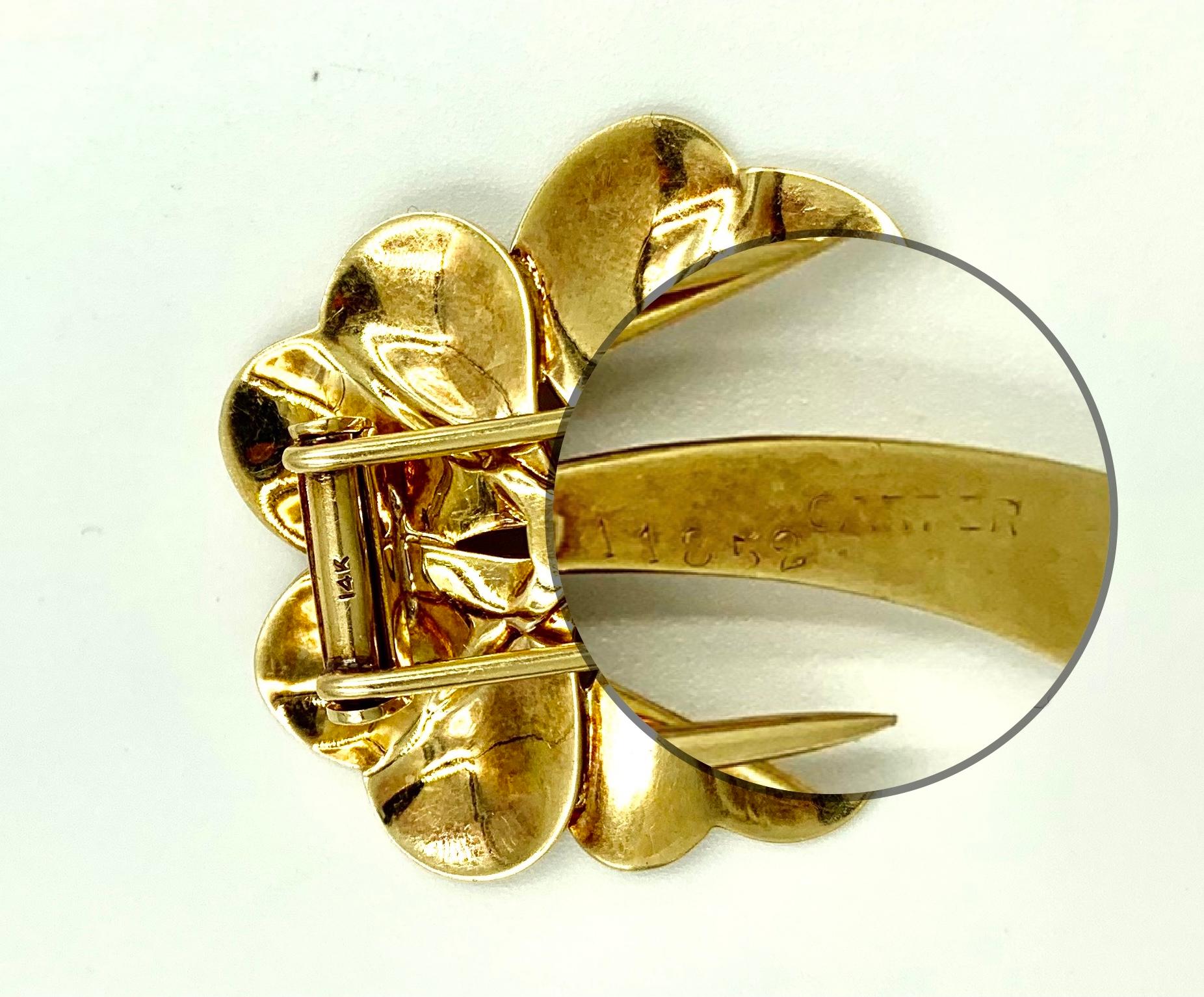 Cartier Broche pendentif trèfle à quatre feuilles en or jaune 14 carats et rubis en vente 2