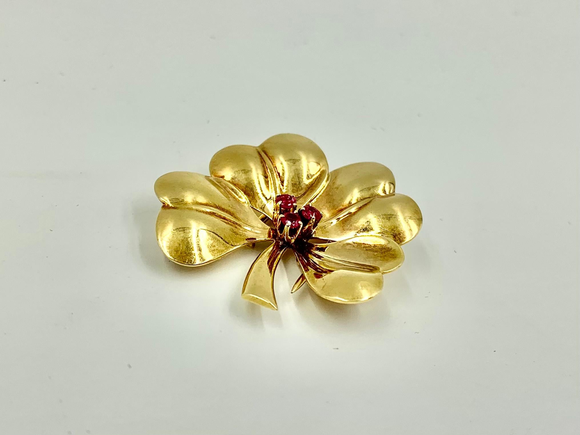 Women's or Men's Estate Cartier Ruby 14K Yellow Gold Four Leaf Clover Clip Pendant Brooch For Sale