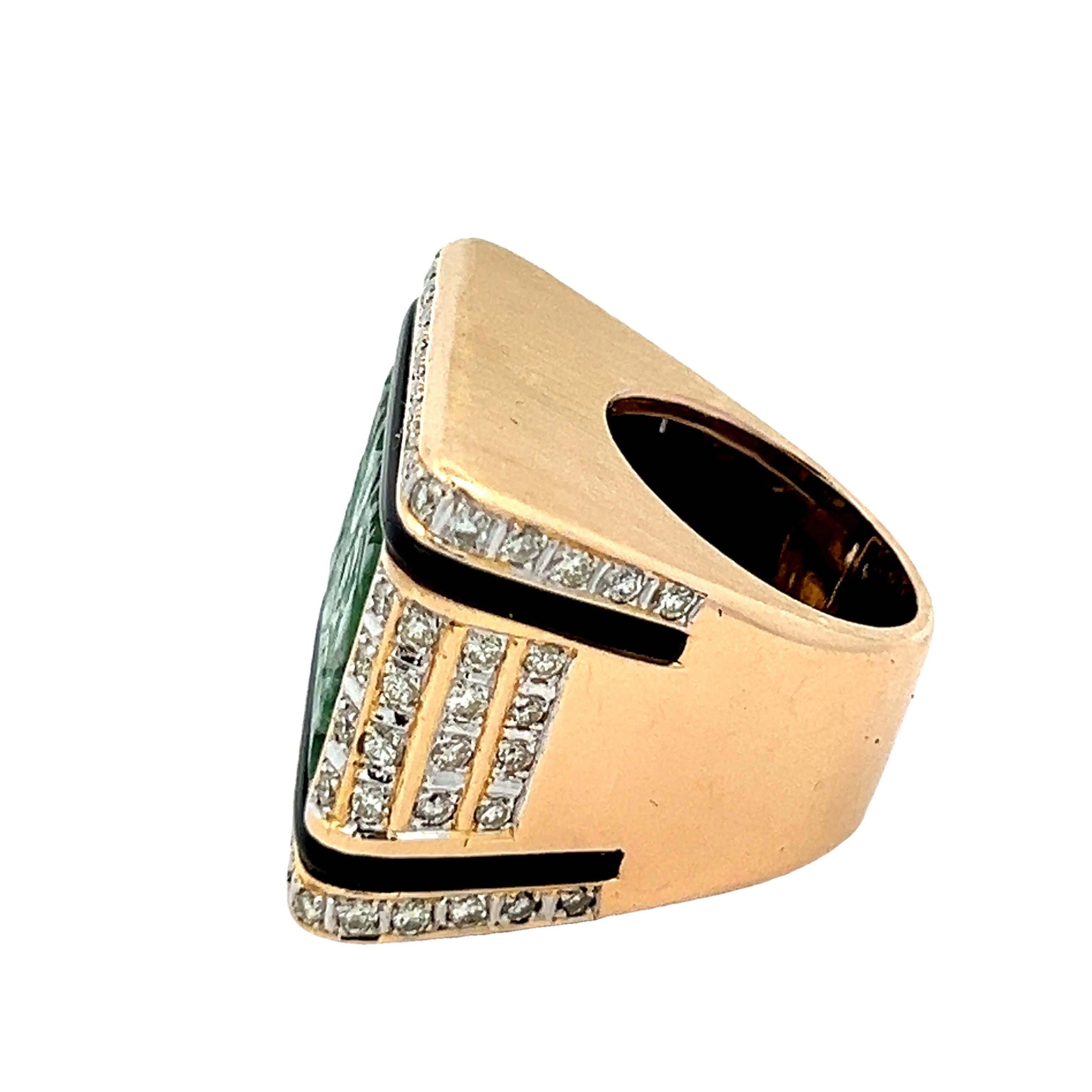 Taglio rotondo Anello da cocktail in giada intagliata, diamante e onice di proprietà  Oro giallo 14K, anni '80 circa in vendita