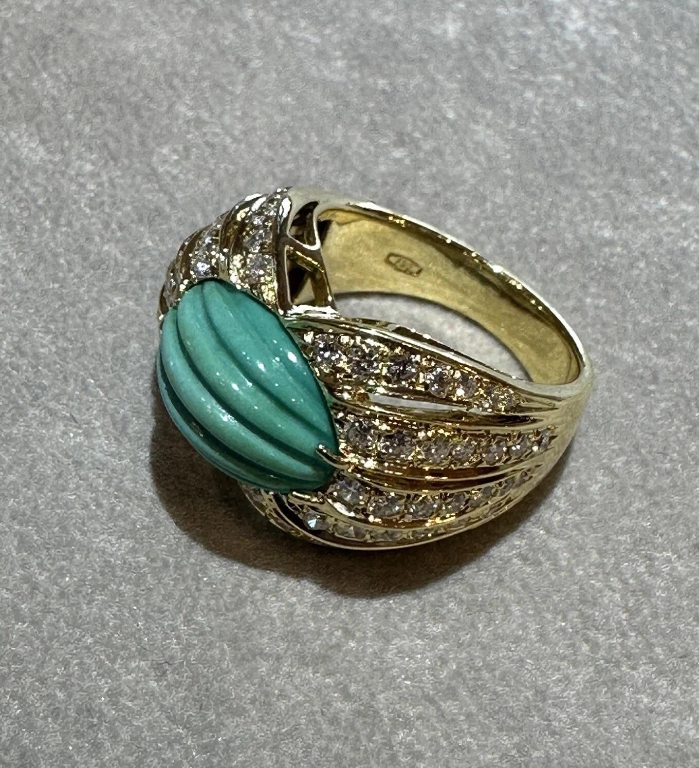 Estate Carved Turquoise & Diamond Cocktail Ring in 18k Yellow Gold (Ovalschliff) im Angebot