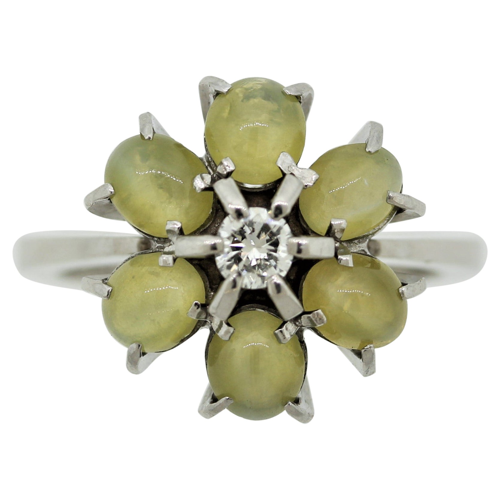 Anillo floral de platino con crisoberilo, diamante y ojo de gato de la finca