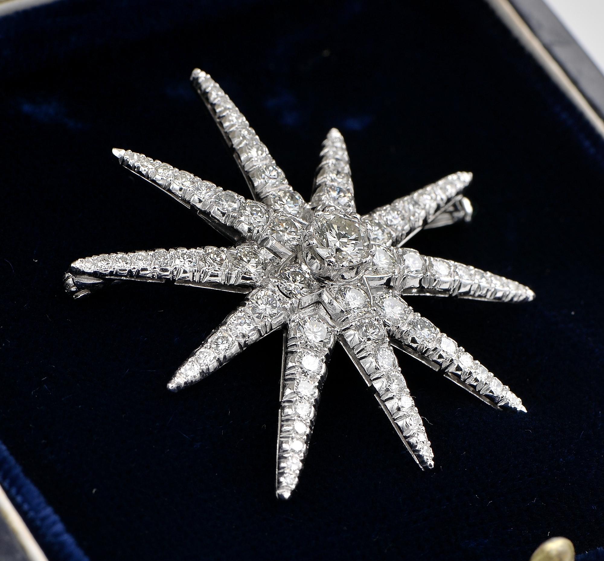 Taille brillant Broche étoile céleste ronde brillante de 3,75 carats en platine G VVS en vente