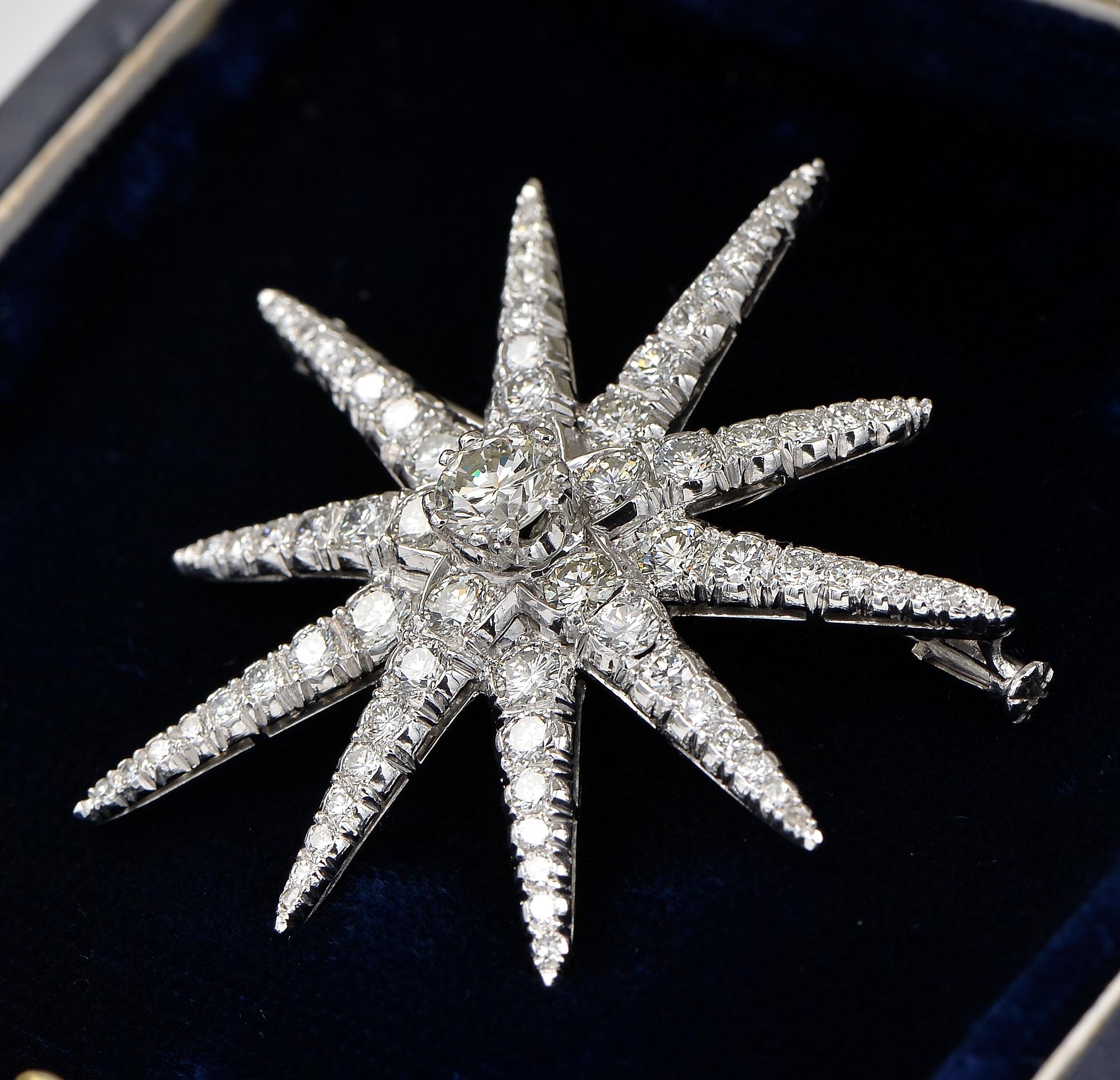 Broche étoile céleste ronde brillante de 3,75 carats en platine G VVS Unisexe en vente