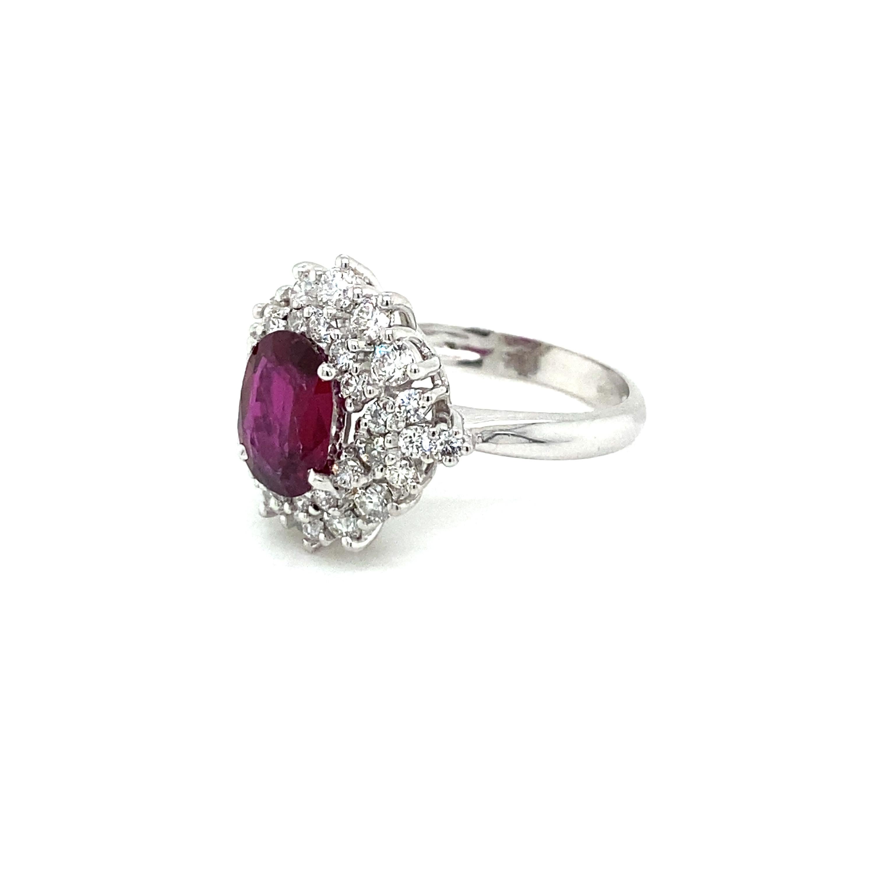 Estate Certified 1.94 Carat Ruby Diamond Cluster Ring In Excellent Condition For Sale In Napoli, Italy