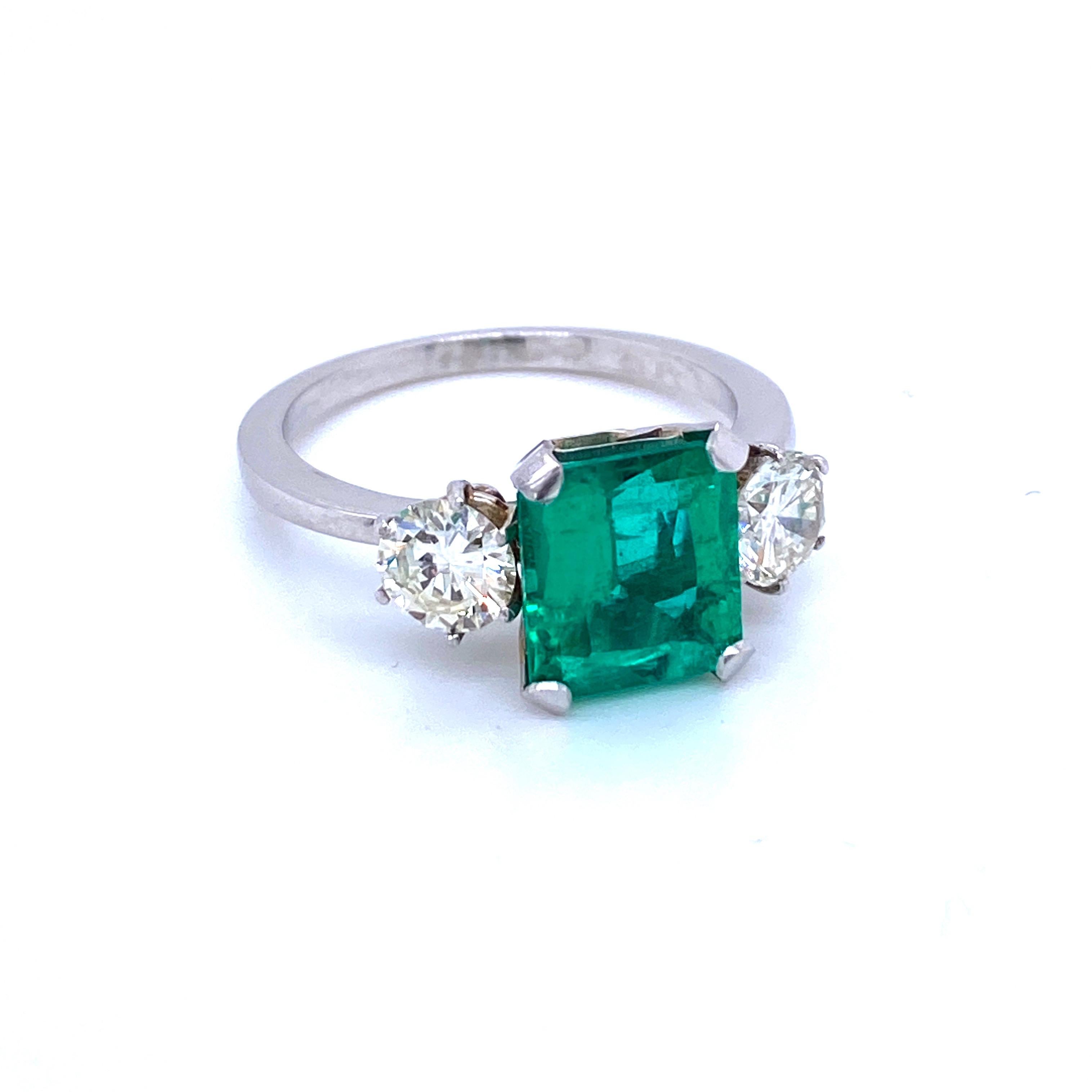 Une magnifique bague de fiançailles en platine mettant en valeur une émeraude colombienne naturelle certifiée vert vif d'environ 2,75 carats de grande qualité, entourée d'environ 1,10 carat de diamants de taille ancienne classés I couleur