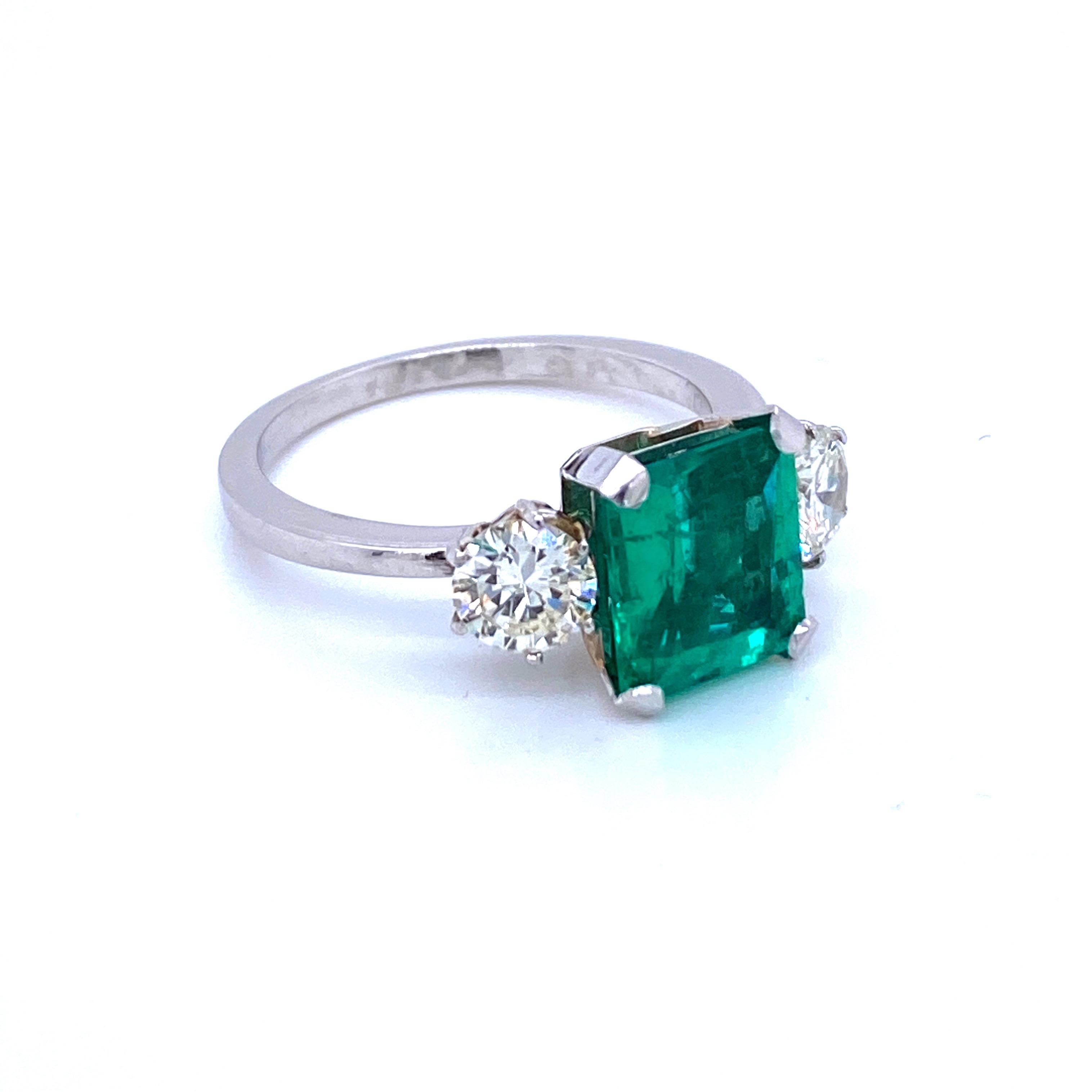 Women's Estate Certified 2.75 Carat Colombian Emerald Diamond Platinum Ring For Sale