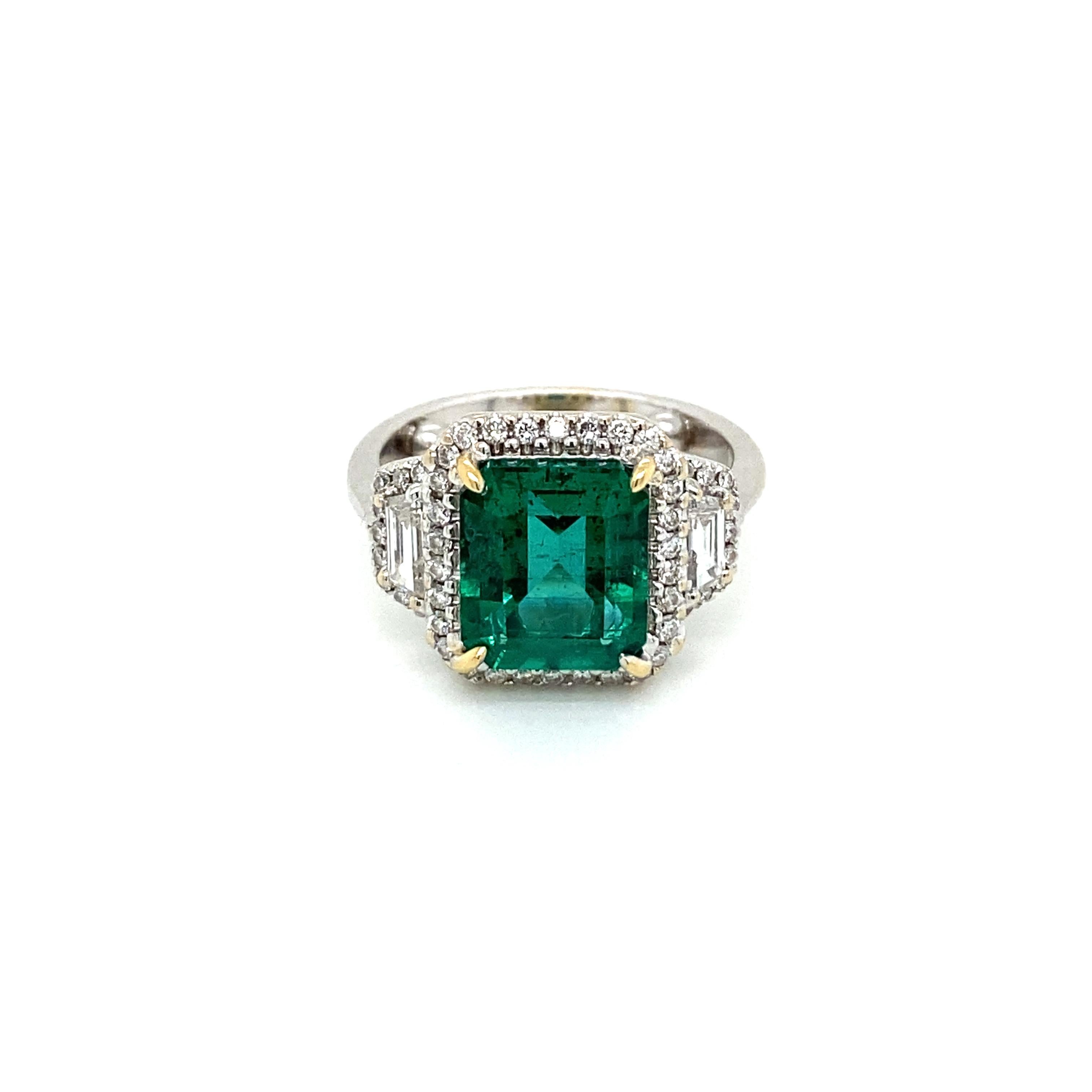 Estate Certified 3.34 Carat Natural Emerald Diamond Ring In Excellent Condition For Sale In Napoli, Italy