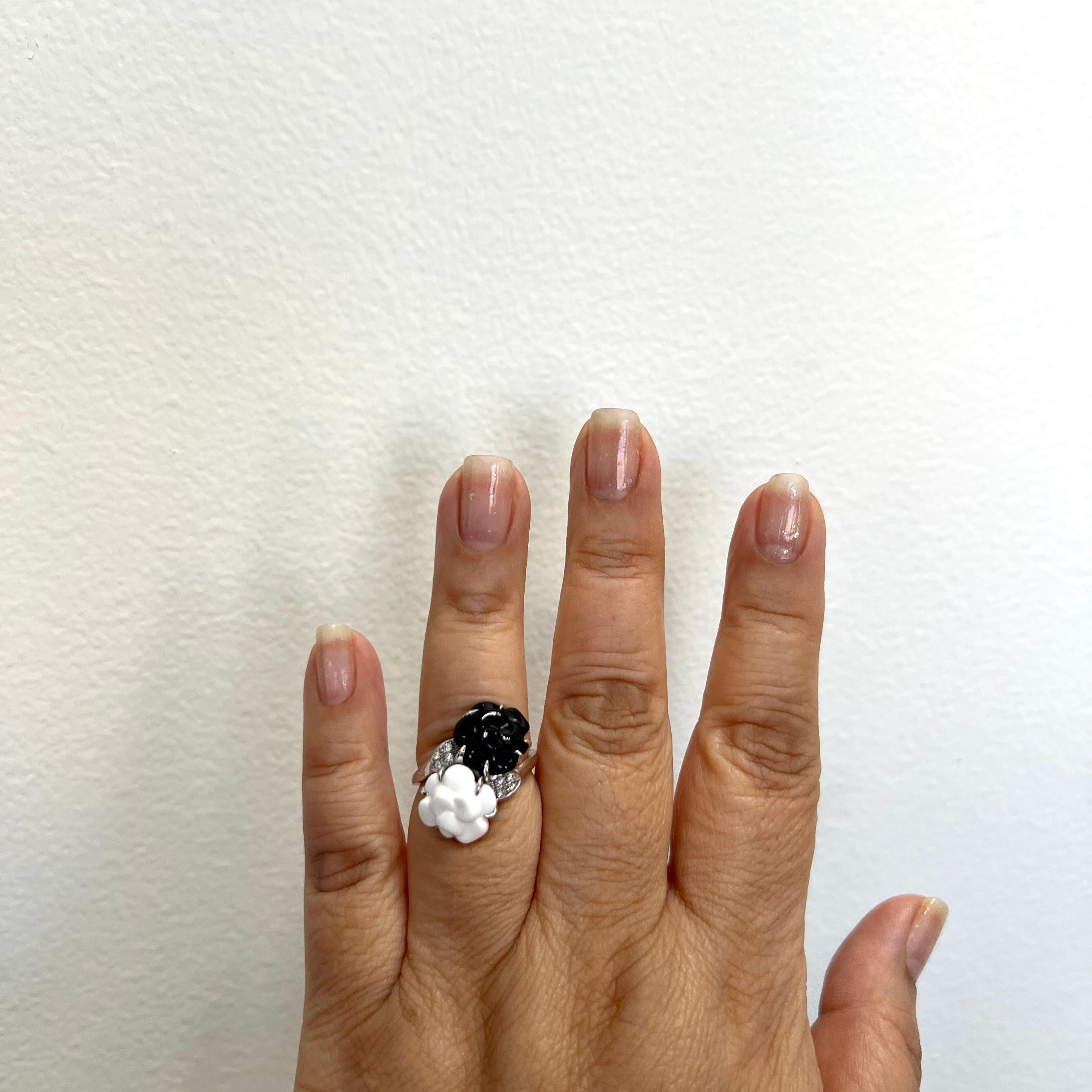 Anillo Chanel Estate Camelia de ágata, ónice y diamante blanco, hecho a mano en oro blanco de 18 quilates.  Anillo talla 6,75.