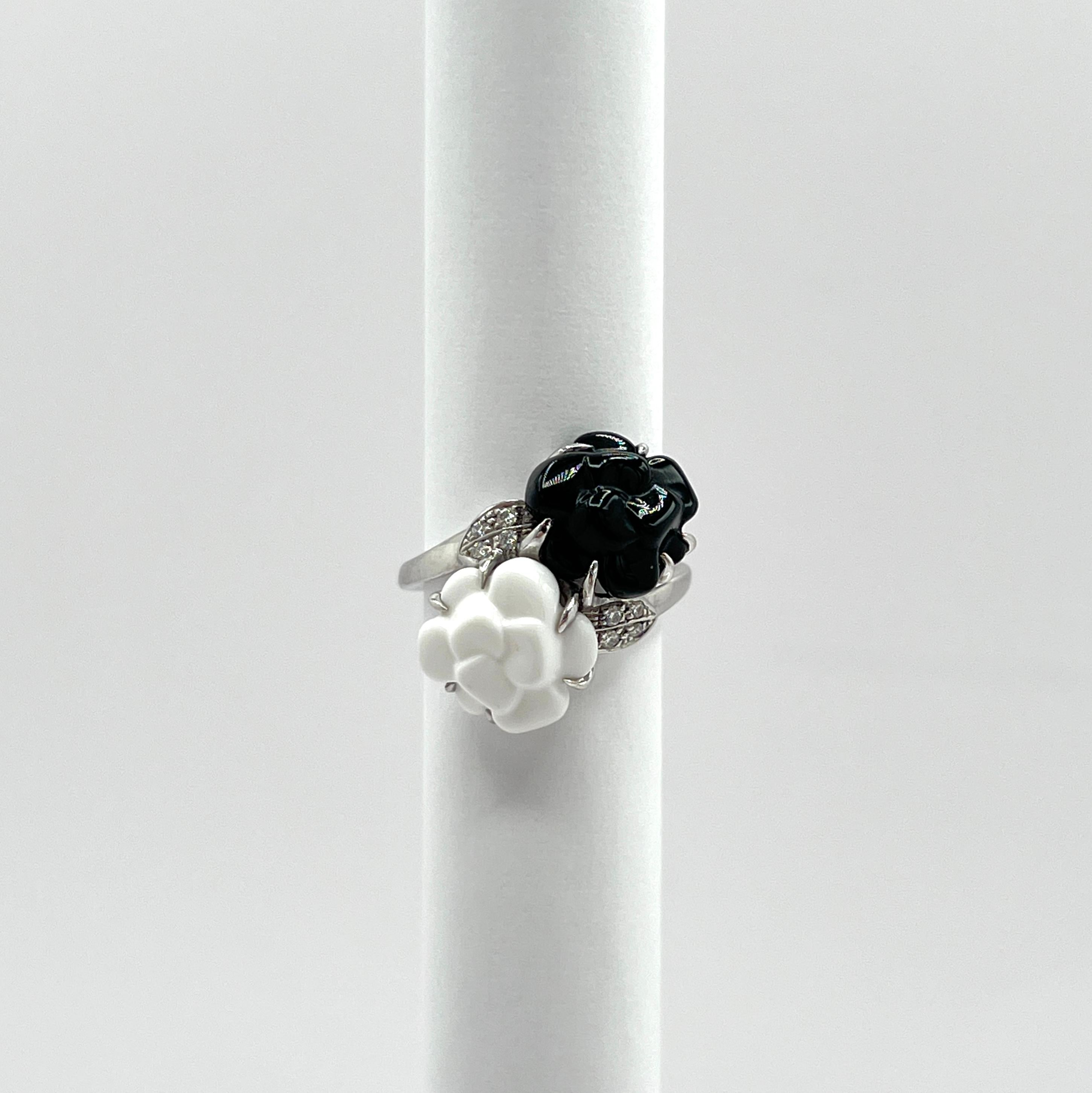 Anillo Chanel Estate Camelia de ágata, ónice y diamantes en oro blanco de 18 quilates en Excelente estado para la venta en Los Angeles, CA