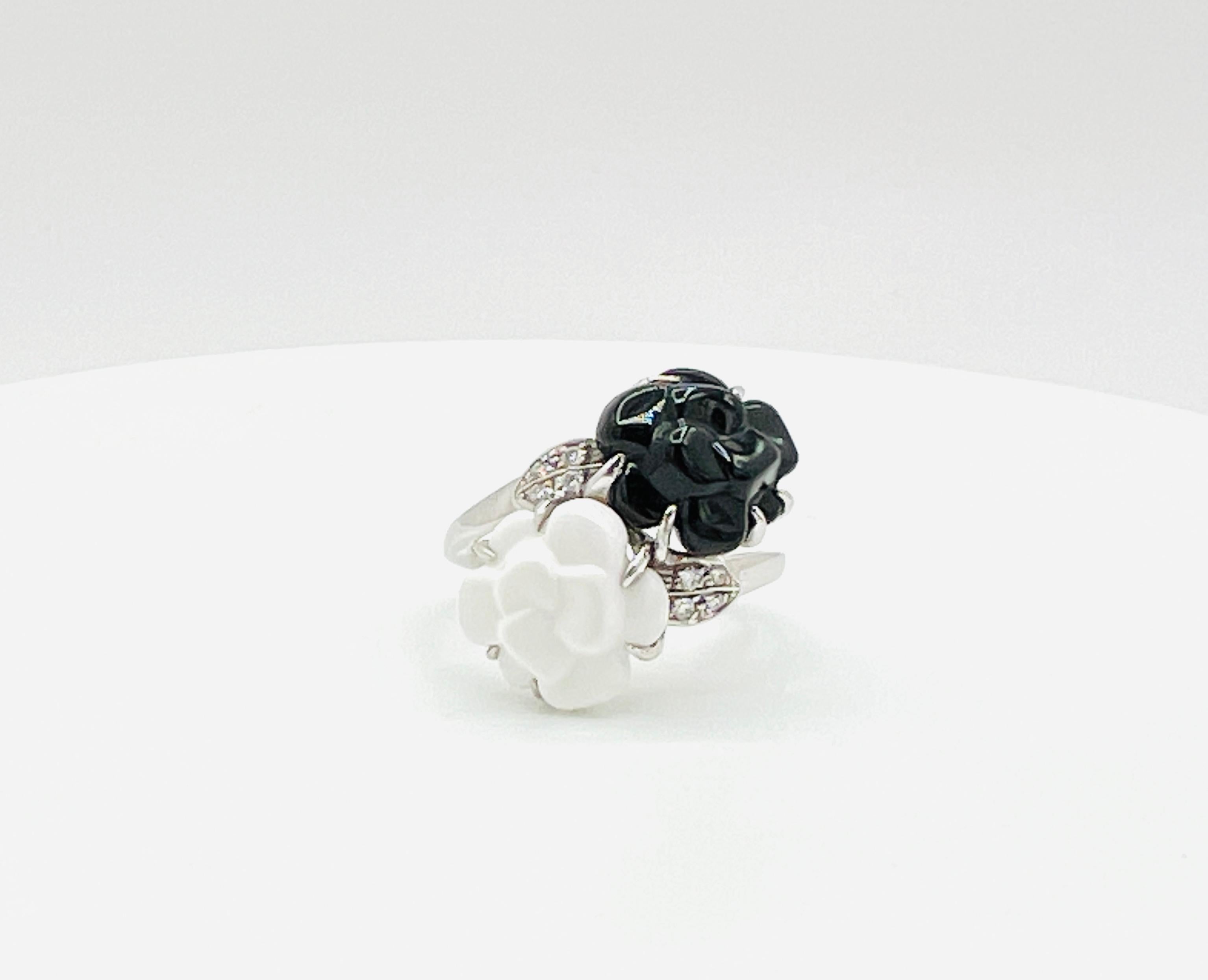 Femenino o masculino Anillo Chanel Estate Camelia de ágata, ónice y diamantes en oro blanco de 18 quilates en venta