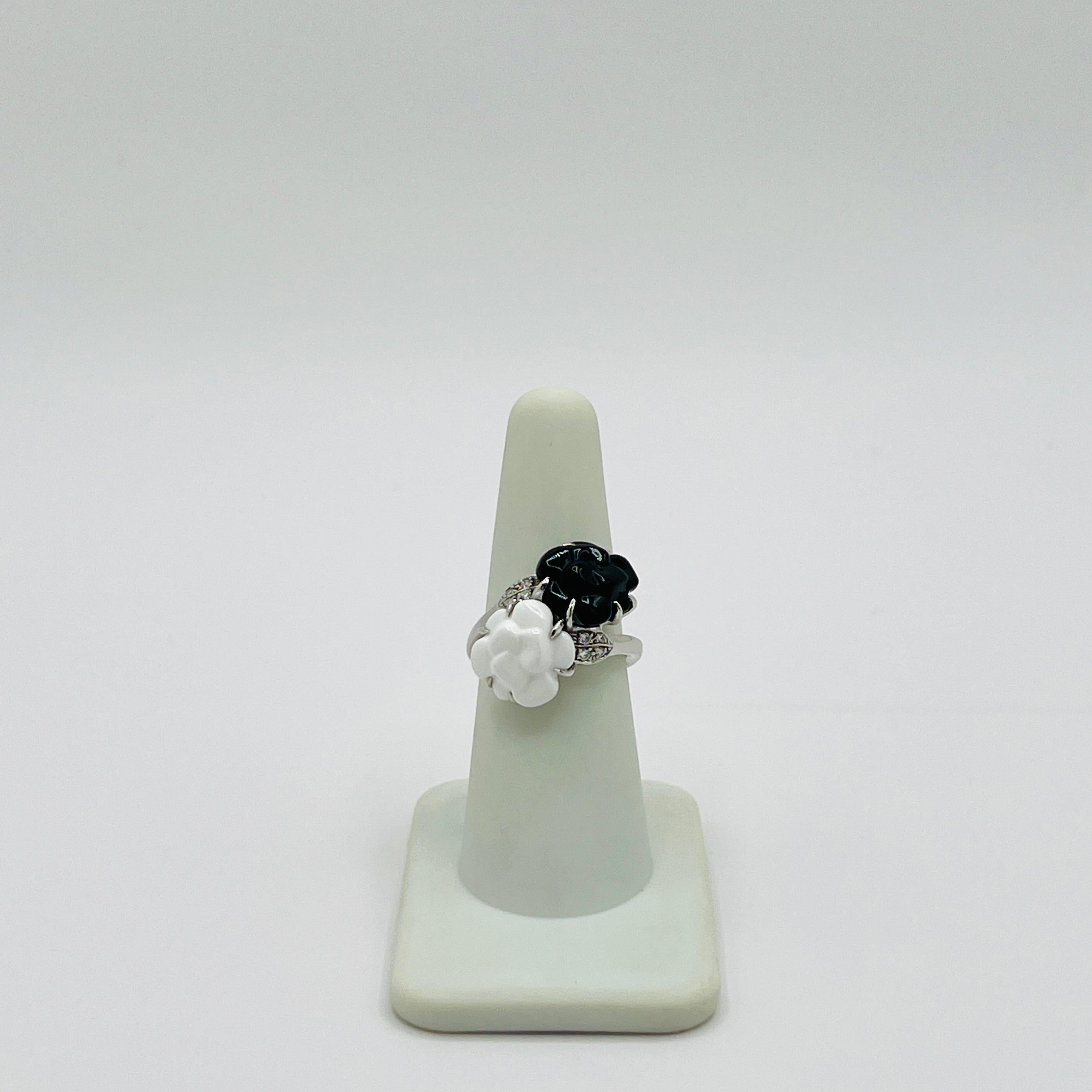 Anillo Chanel Estate Camelia de ágata, ónice y diamantes en oro blanco de 18 quilates en venta 1