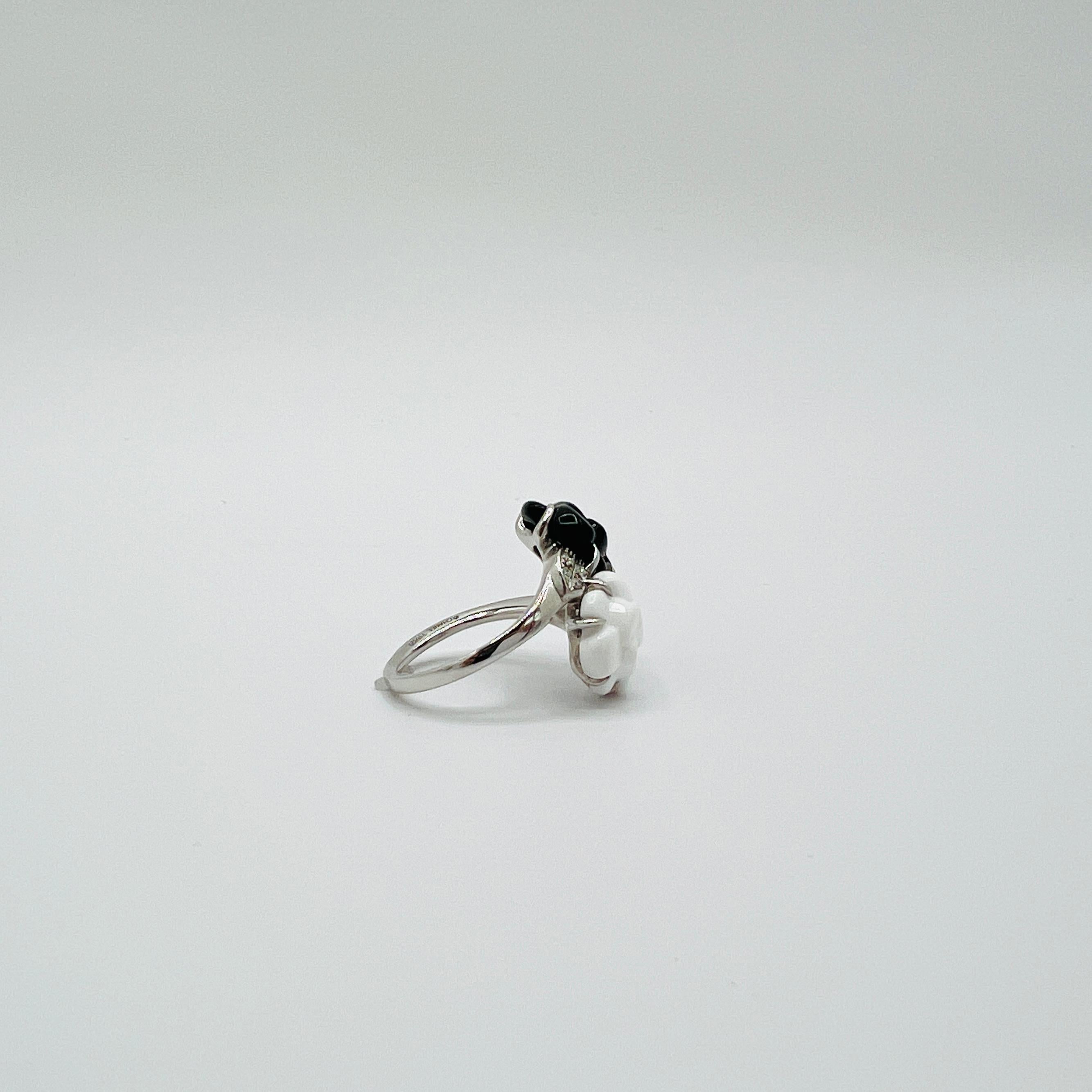 Anillo Chanel Estate Camelia de ágata, ónice y diamantes en oro blanco de 18 quilates en venta 3