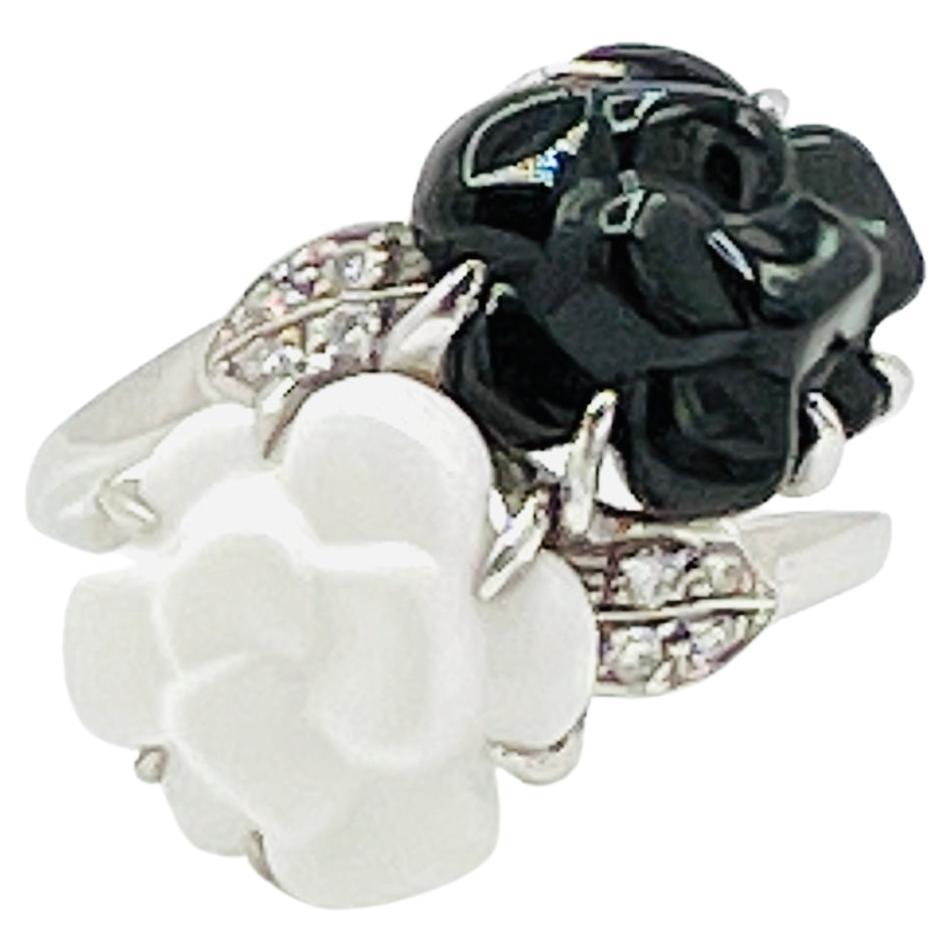 Anillo Chanel Estate Camelia de ágata, ónice y diamantes en oro blanco de 18 quilates en venta