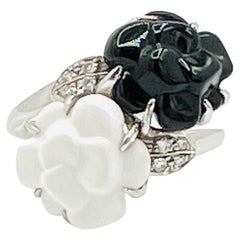 Anillo Chanel Estate Camelia de ágata, ónice y diamantes en oro blanco de 18 quilates
