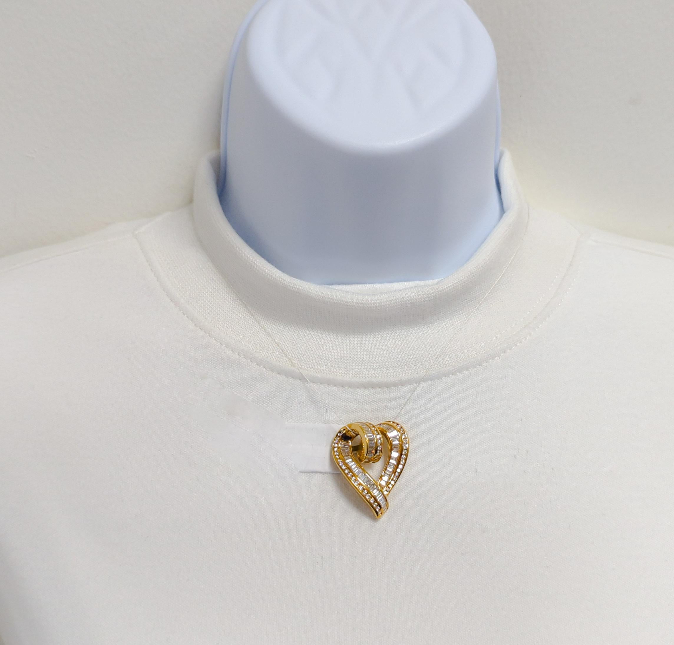 Magnifique pendentif Charles Krypell avec des baguettes et des ronds de diamants blancs de bonne qualité.  Fabriqué à la main en or jaune 18k.
