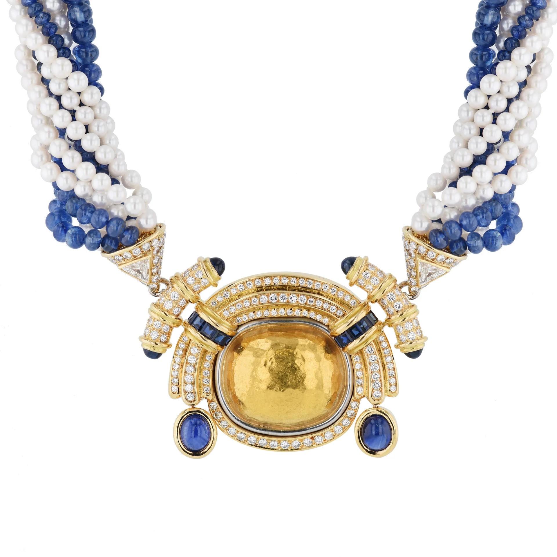 Taille brillant Chaumet, collier français de succession en or jaune avec diamants, saphirs bleus et perles blanches en vente