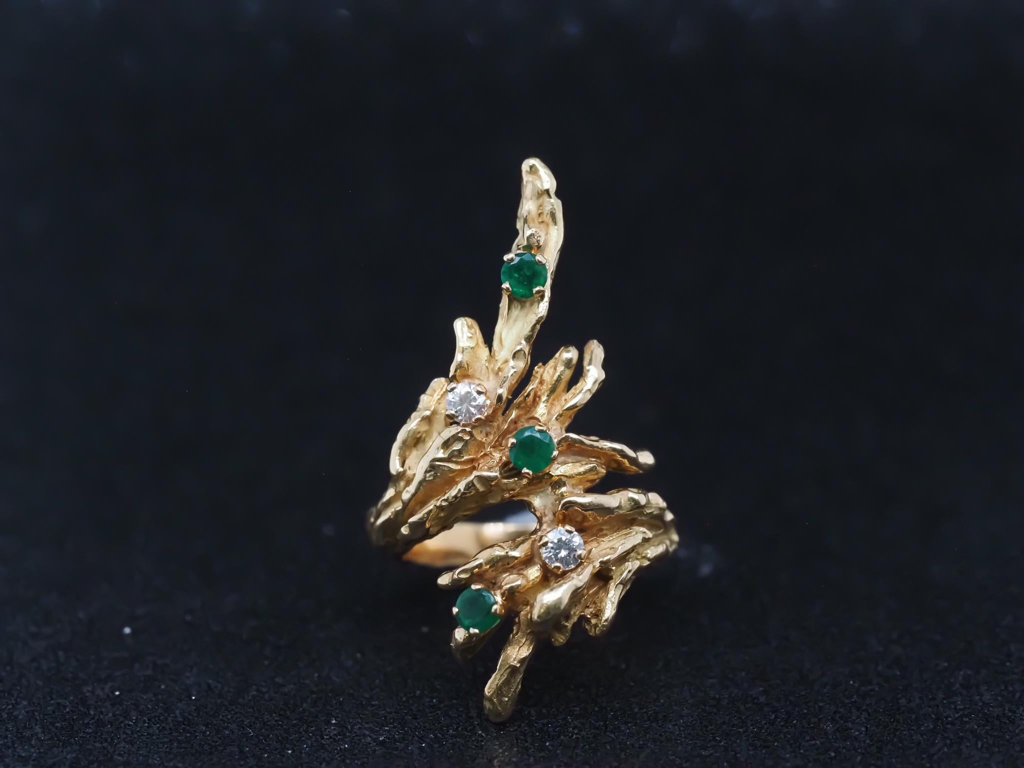 Estate CHAUMET Paris 18K Yellow Gold Emerald and Diamond Ring - VHK#990

Item Details:
Year: 1980s
Ring Size: 7.25 (Sizable)
Metal Type: 18K Yellow Gold [Hallmarked, and Tested]
Weight: 13.5 grams

Diamond Details: .25ct total weight, E-F Color, VS