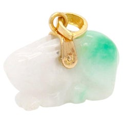 Antiker chinesischer Anhänger in Form eines Hasen aus 14-karätigem Gold und geschnitztem Jade für eine Halskette