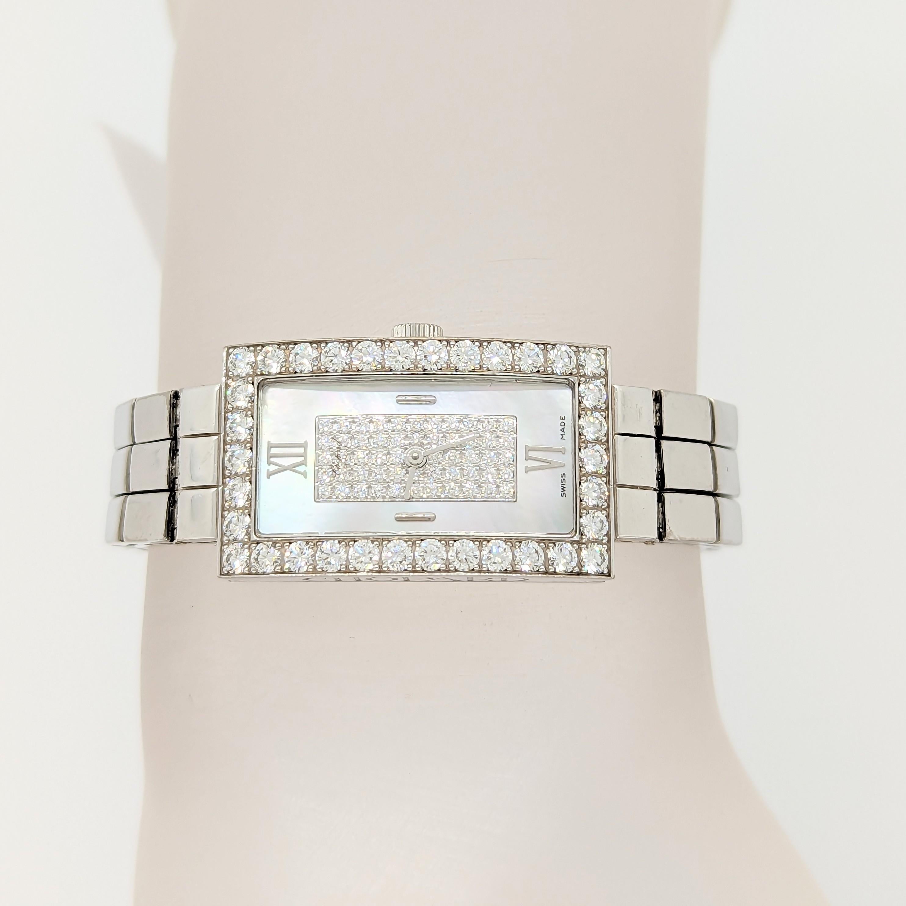 Schöne Chopard Uhr mit weißen Diamanten und Perlmutt.  Handgefertigt aus 18 Karat Weißgold.  Neuwertiger Zustand.