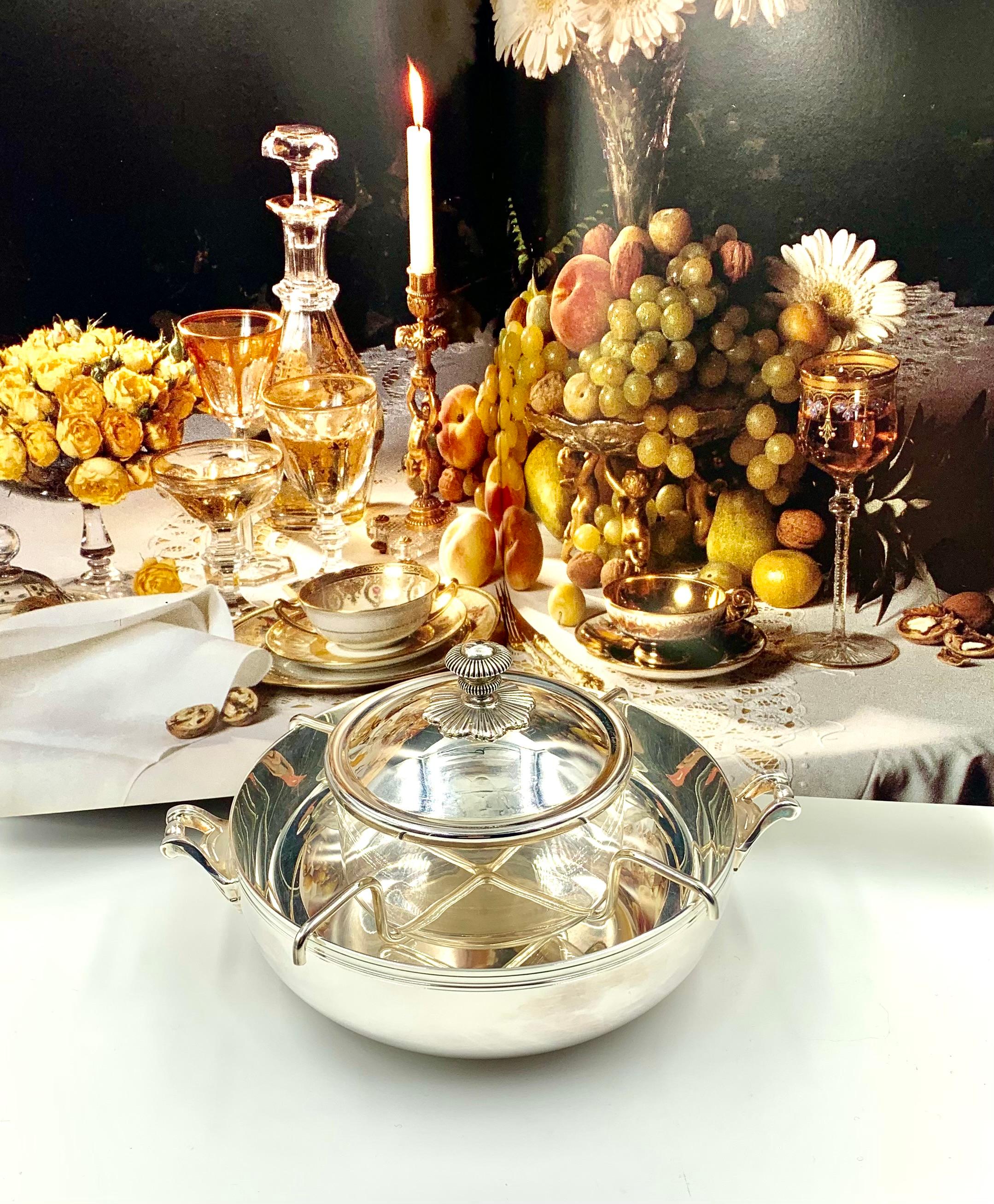 Fino e impresionante juego de servir caviar estilo Imperio de Christofle
Patrón: 4224590
Clásica elegancia francesa, este magnífico y escaso juego de caviar de cuatro piezas personifica el lujo y el refinamiento. 
Compuesto por un plato de