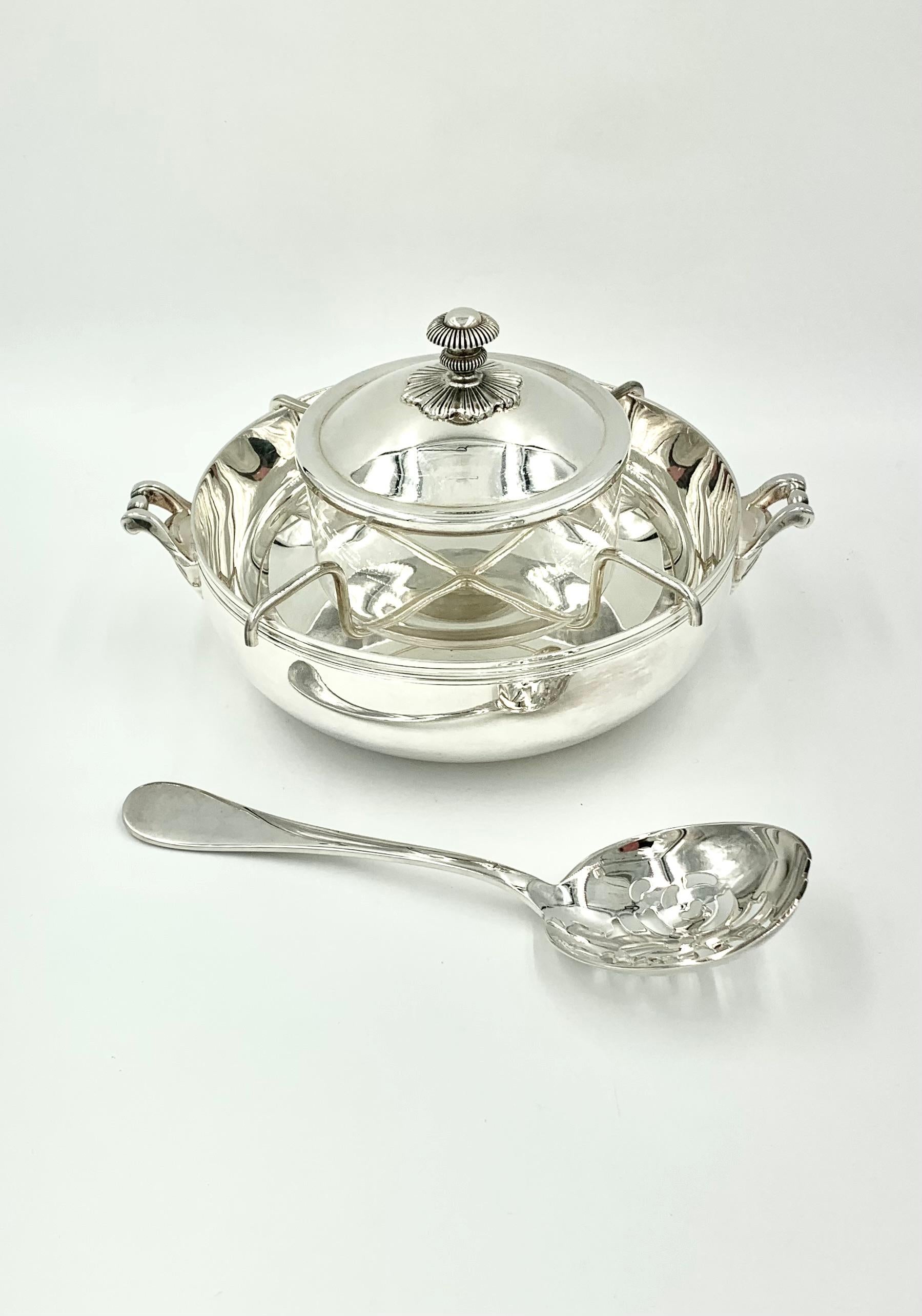 Scarso cucchiaio da ghiaccio Christofle di proprietà, di grandi dimensioni, collezione Berry
Francia
20° secolo
Attraente design a fessura con motivi a forma di cuore e di volute, ideale per secchielli da champagne/vino, ciotole per caviale e
